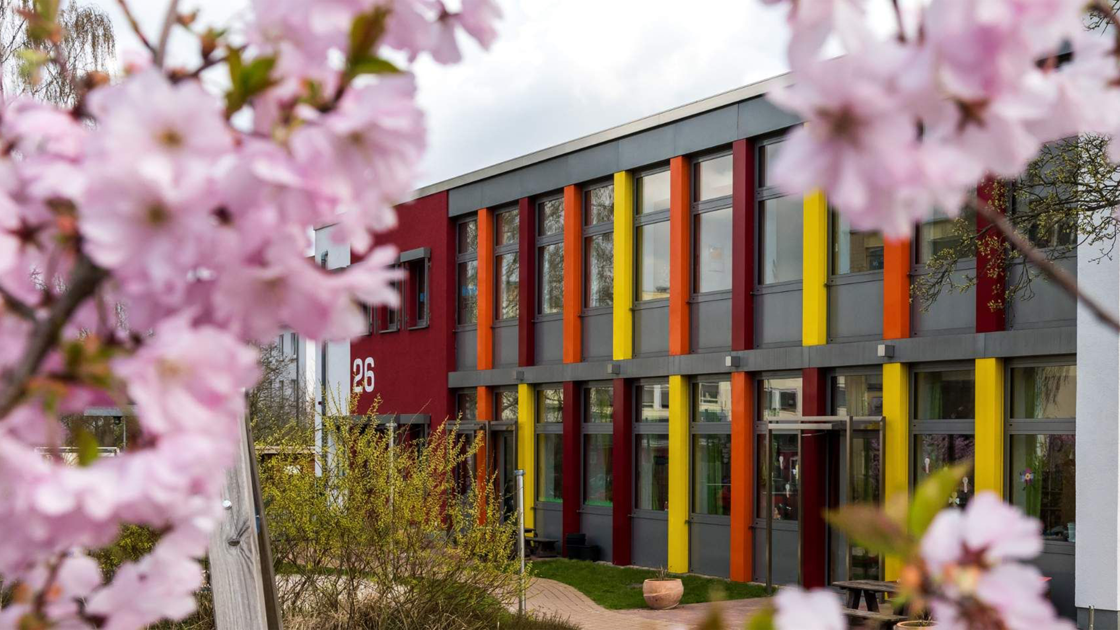 Alternative Bauformen mit farbiger Fassade in gelb, orange und rot von Morese Architekten