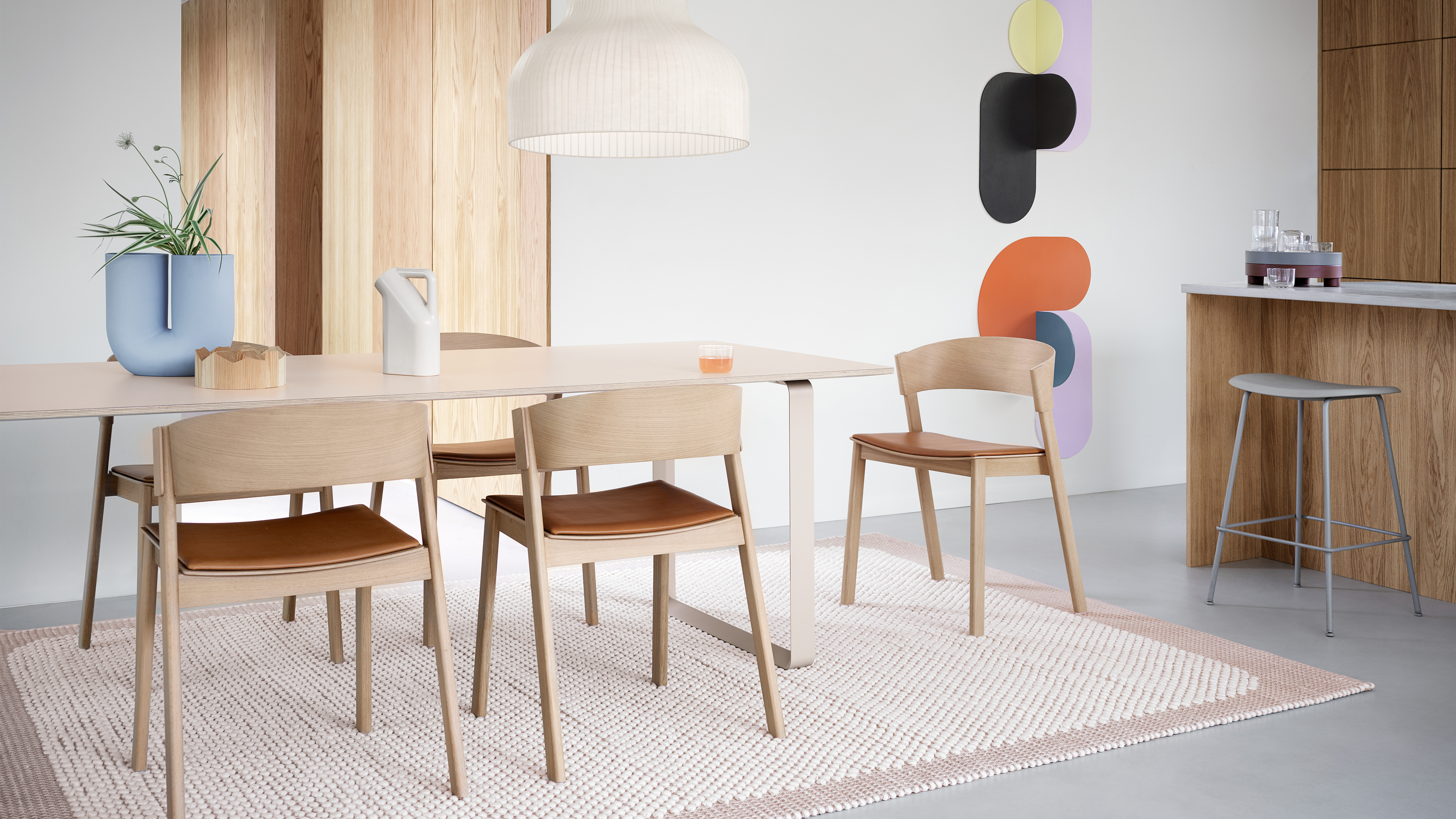 Moderner Esstisch aus hellem Holz mit Stühlen mit hellbraunem Leder