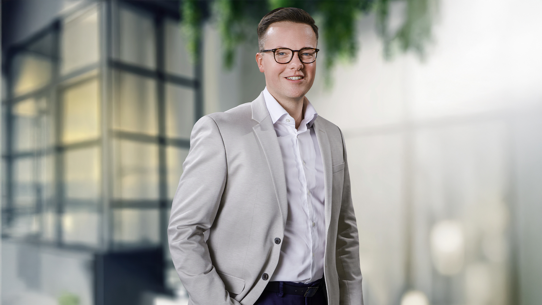 Porträt eines Versicherungsexperten der Peters OHG in einem hellgrauen Anzug