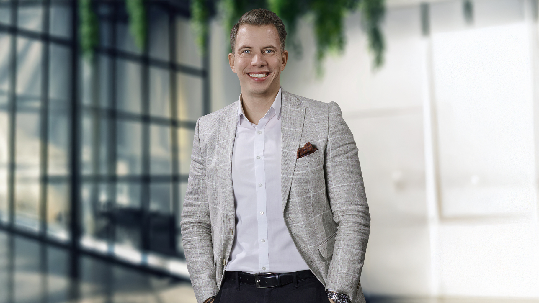 Porträt eines Versicherungsexperten der Peters OHG im hellgrauen karierten Sakko