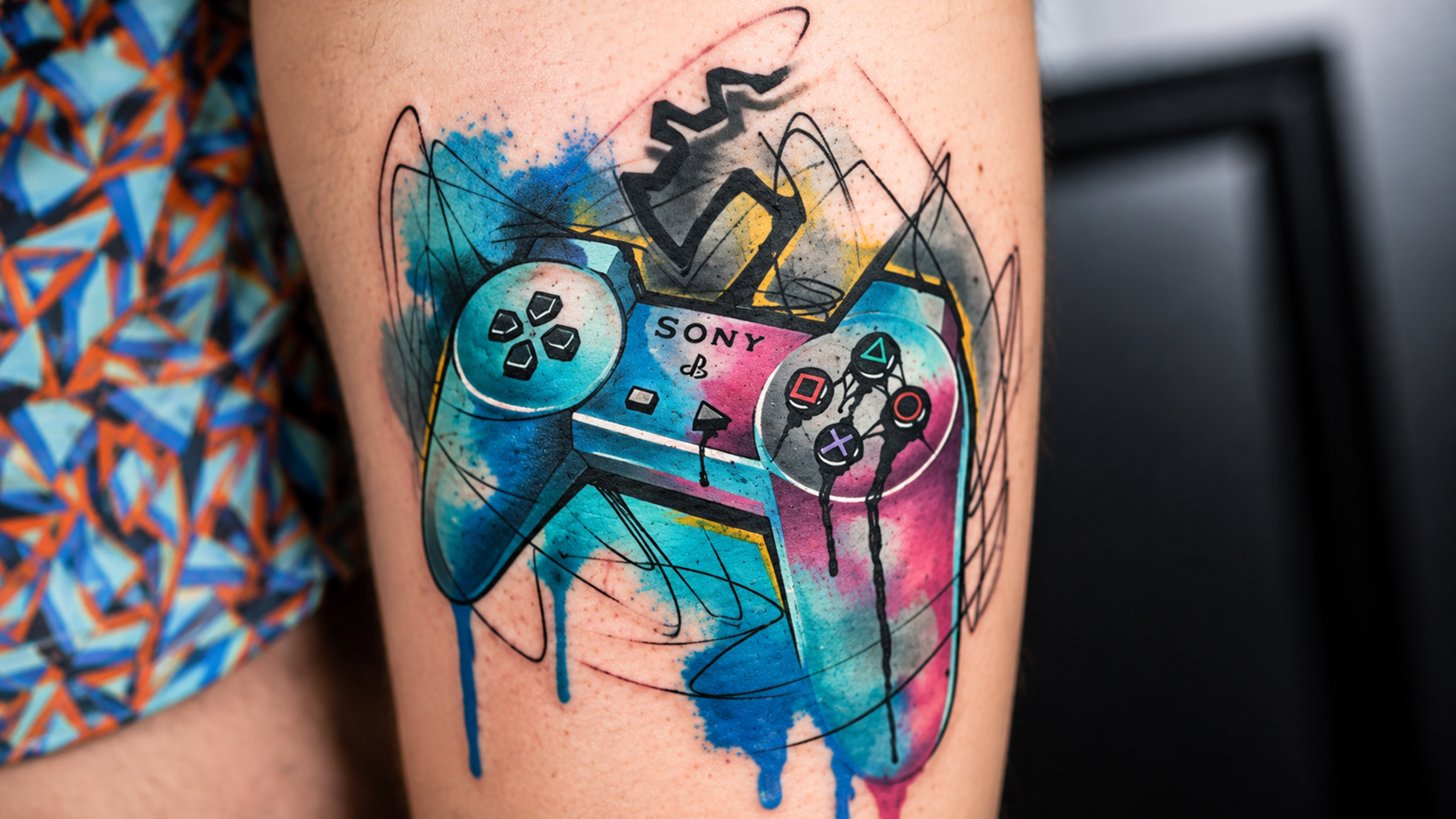 Buntes Tattoo auf einem Bein 