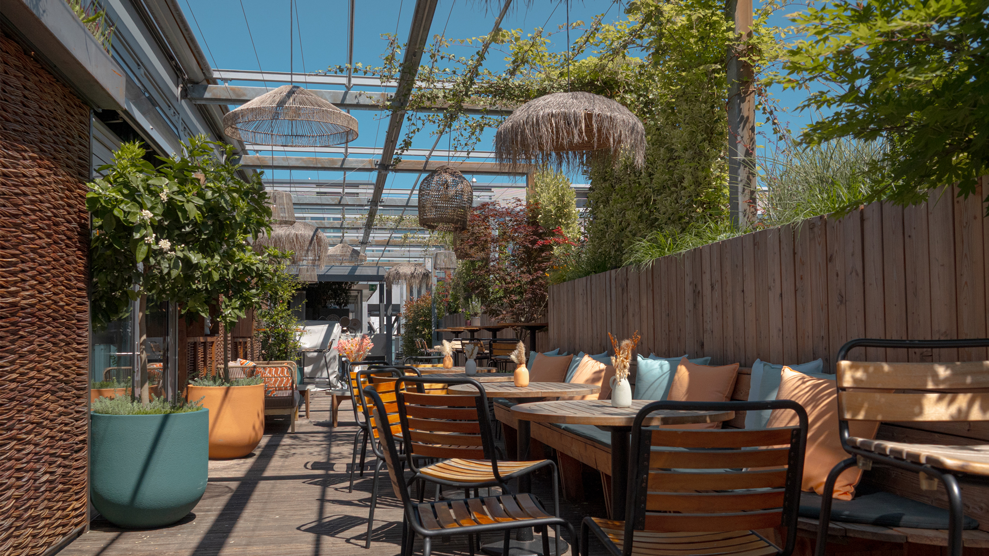 Begrünte Rooftop Bar in Zürich 