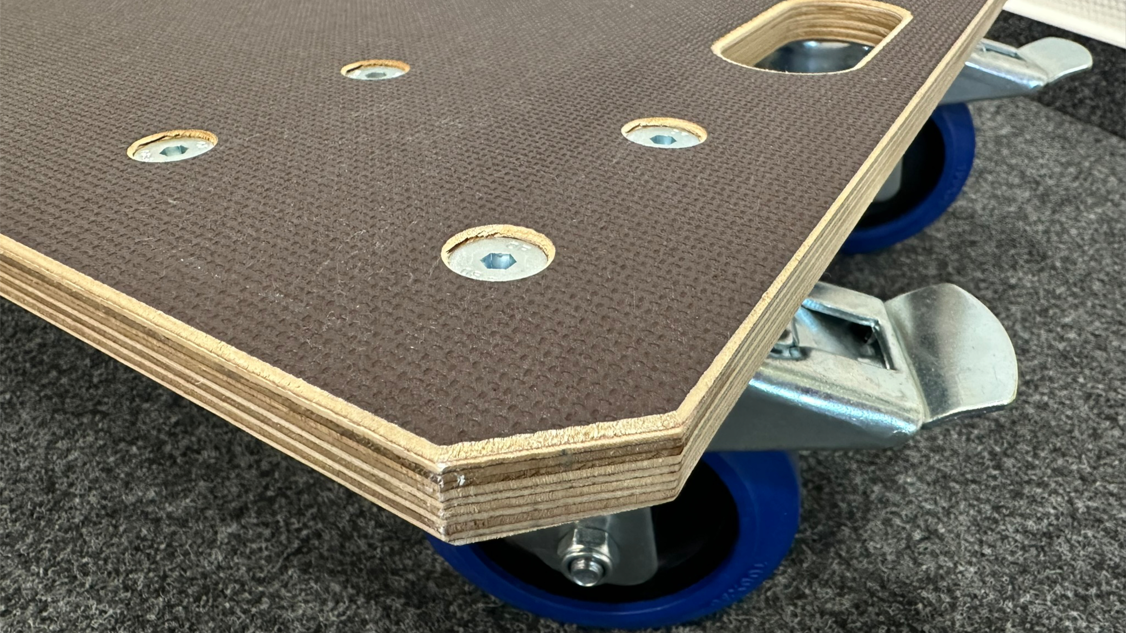 Rollbrett mit Rollen und robuster Holzplatte für flexible Transportlösungen