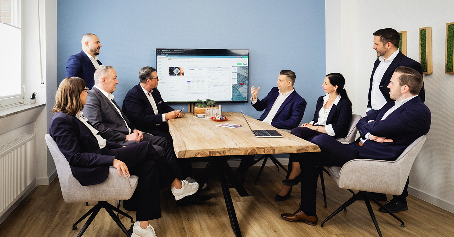 Moderner Besprechungsraum zur analyse von KI-Tools in der Immobilienbewertung