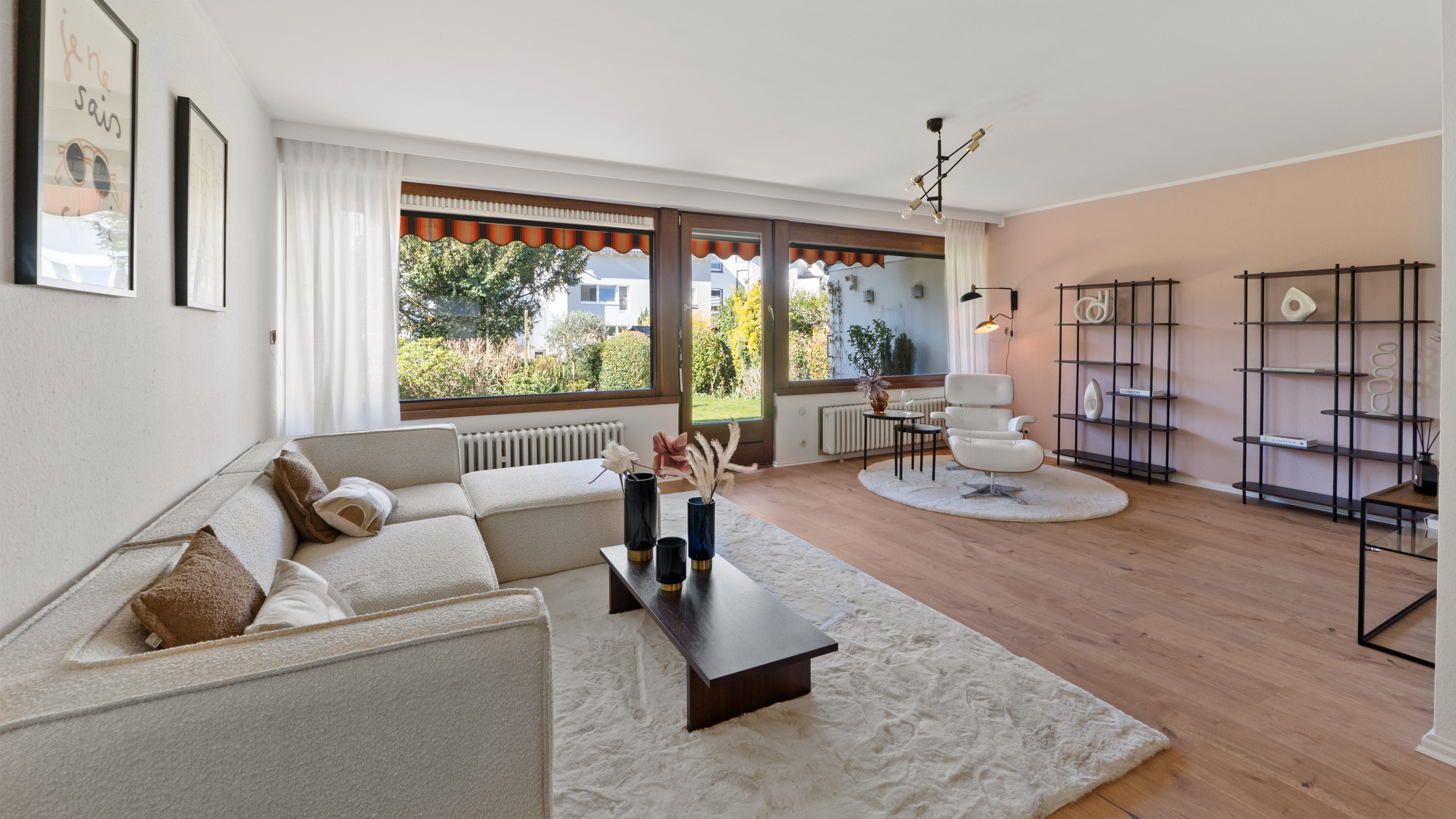 Home Staging eines EFH mit hellen Möbeln und Teppichen