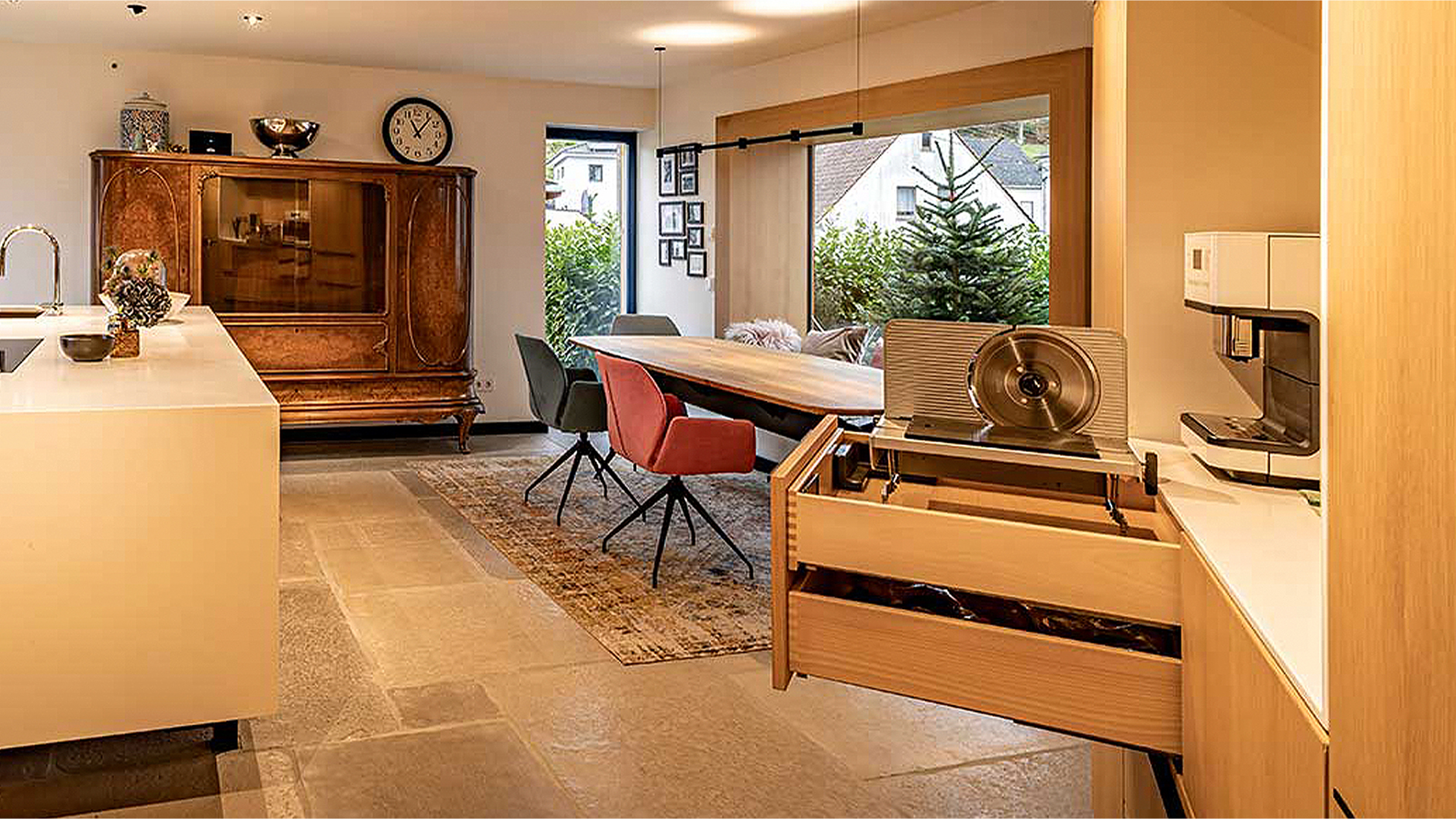 Einbauküche mit ausziehbarer Brotschneidemaschine mit  angrenzendem Esszimmer