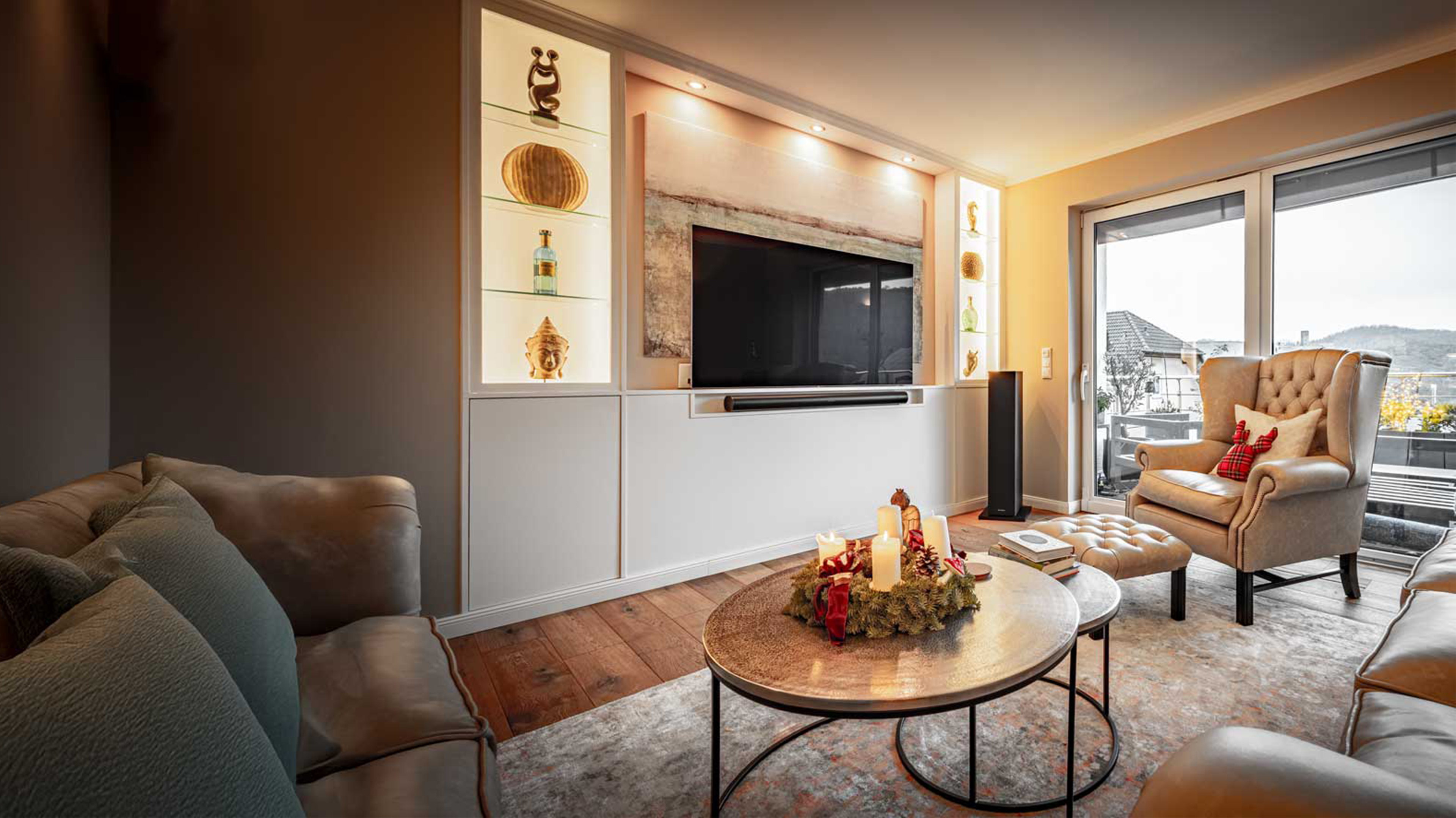 Einbauschrank im Wohnzimmer mit eingelassenem TV und beleuchteten Regalen