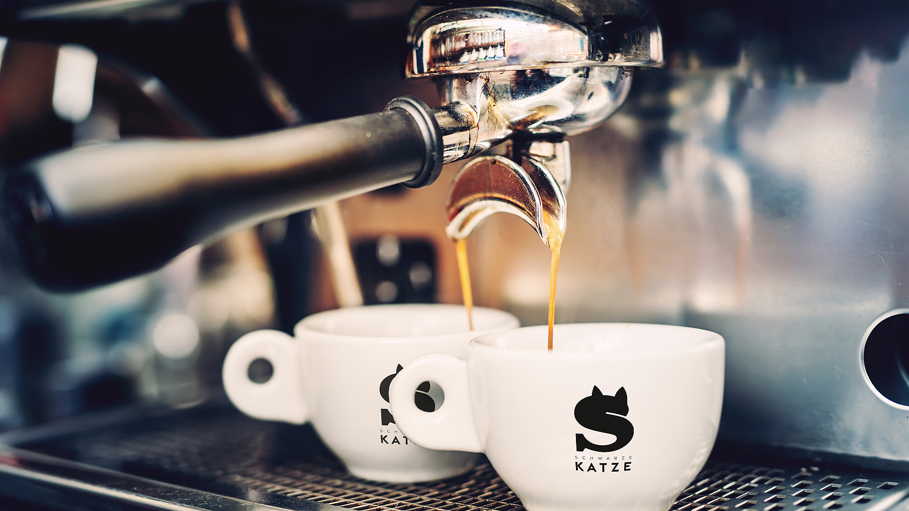 Frisch aufgebrühter Espresso von Schwarze Katze Kaffee in zwei Tassen