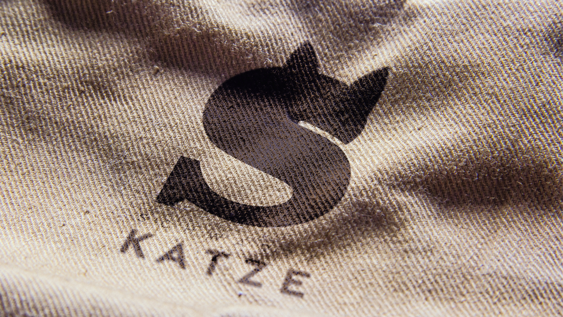 Schwarze Katze Kaffee Logo auf einem Kaffeesack