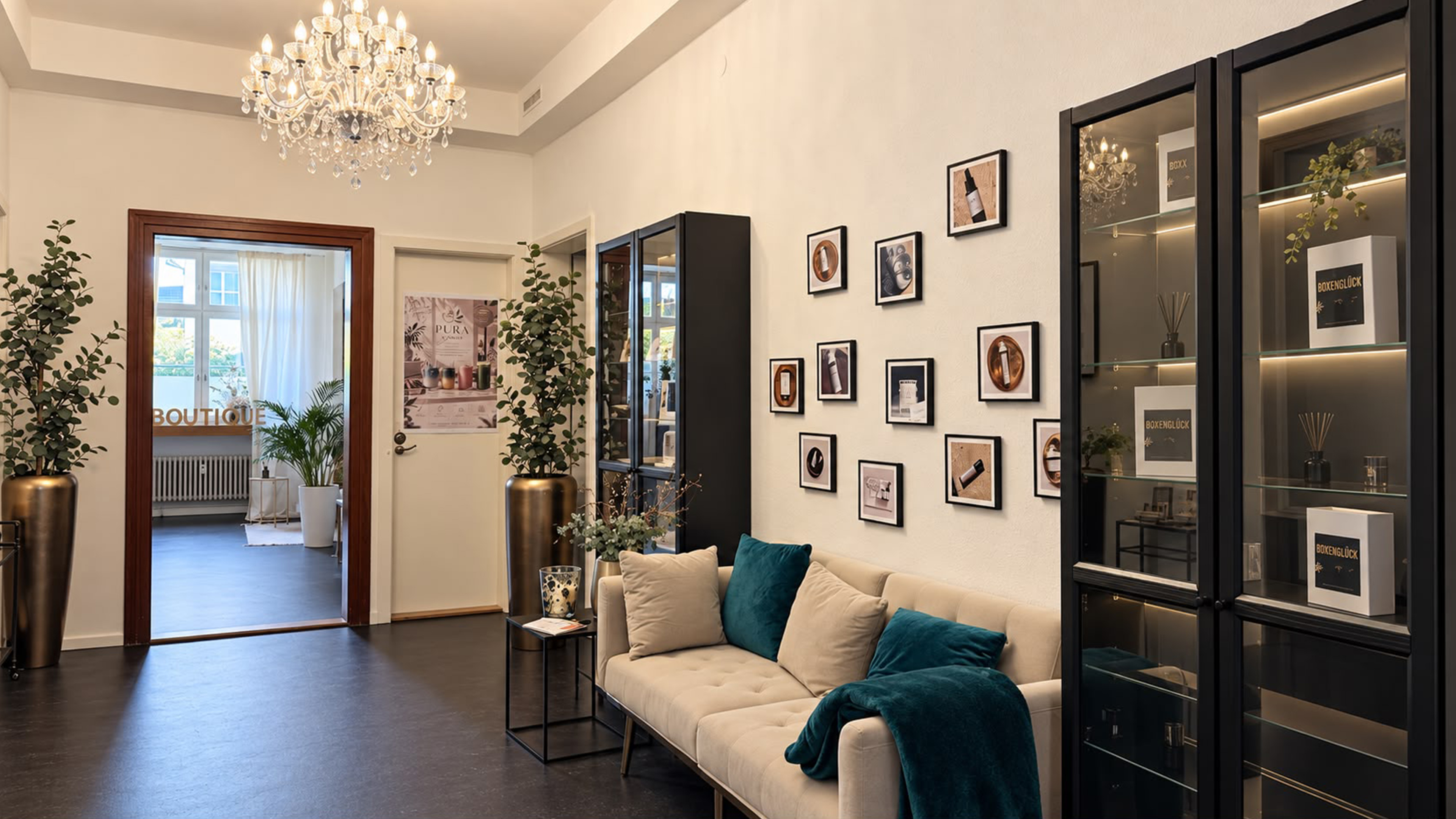 Produktregale und Bilderwand in der Skin Boutique Petra Geiger