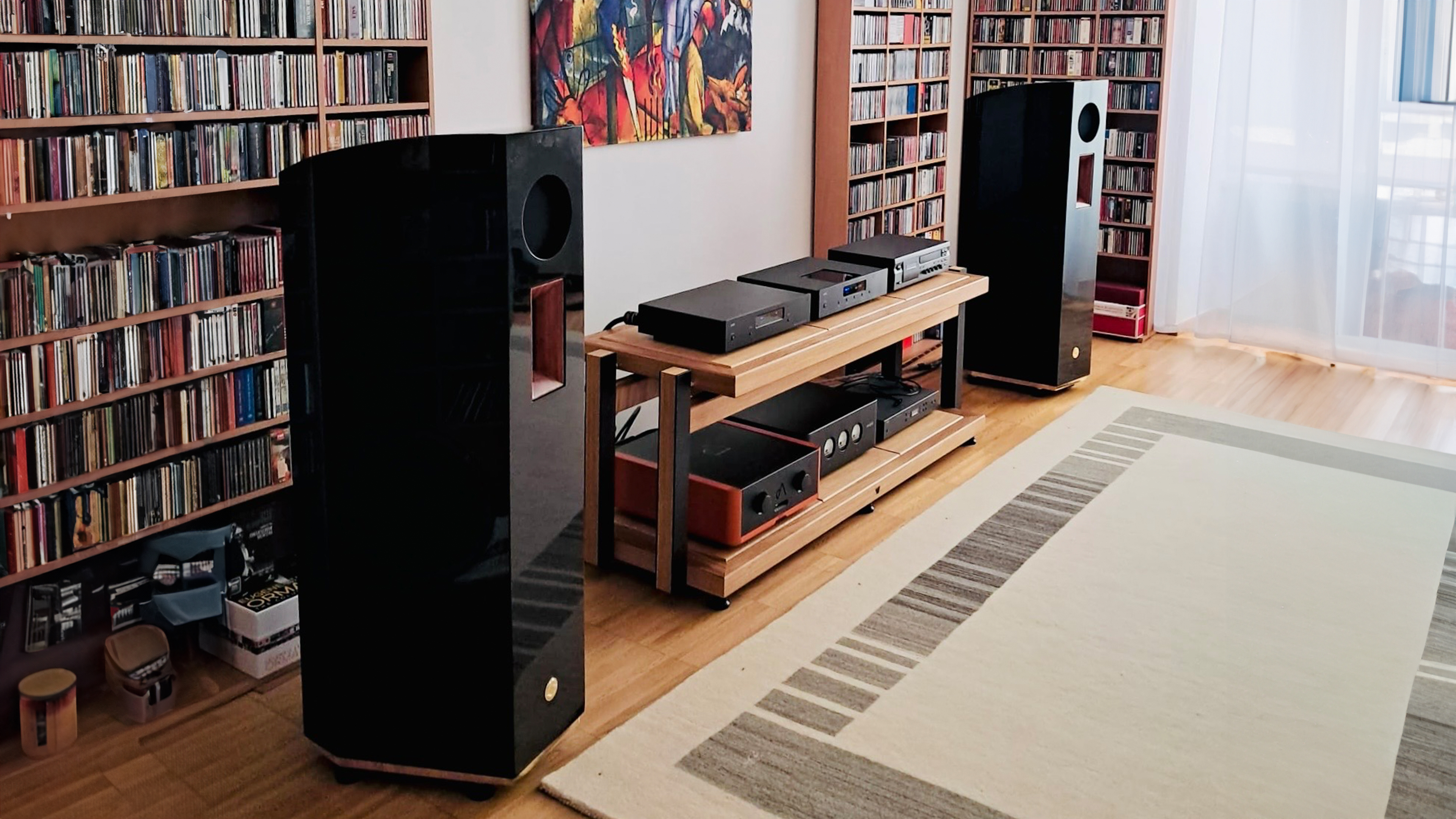 Große Boxen vor einem Regal mit CDs von SoundSpace Systems