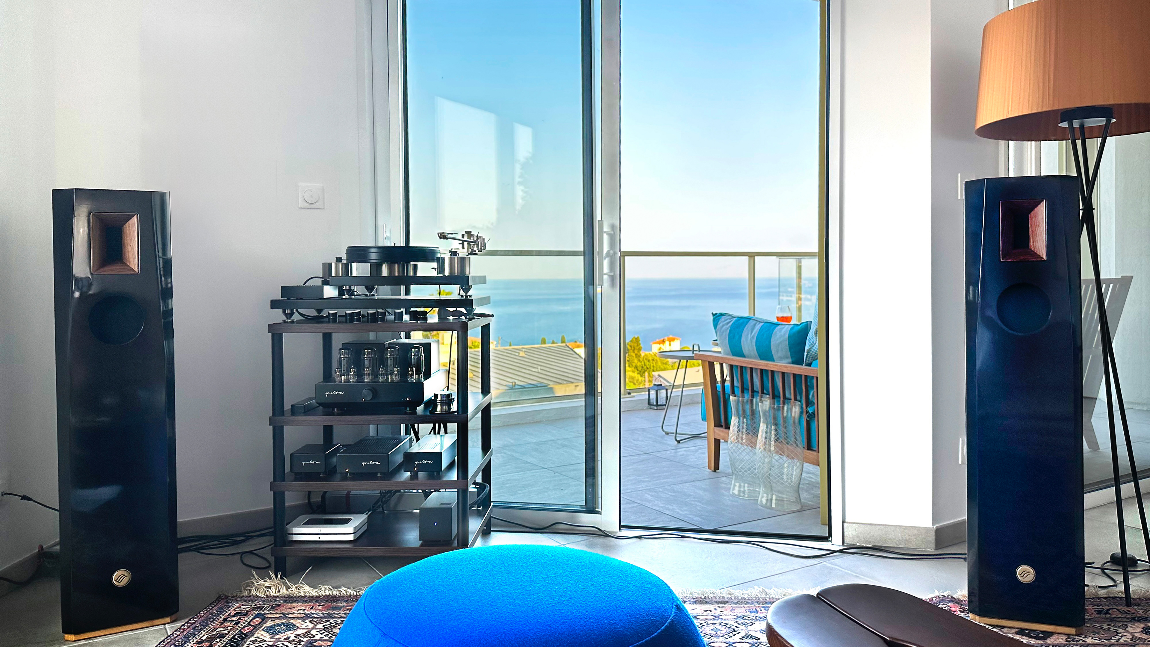 Boxen von SoundSpace Systems in Wohnung am Meer
