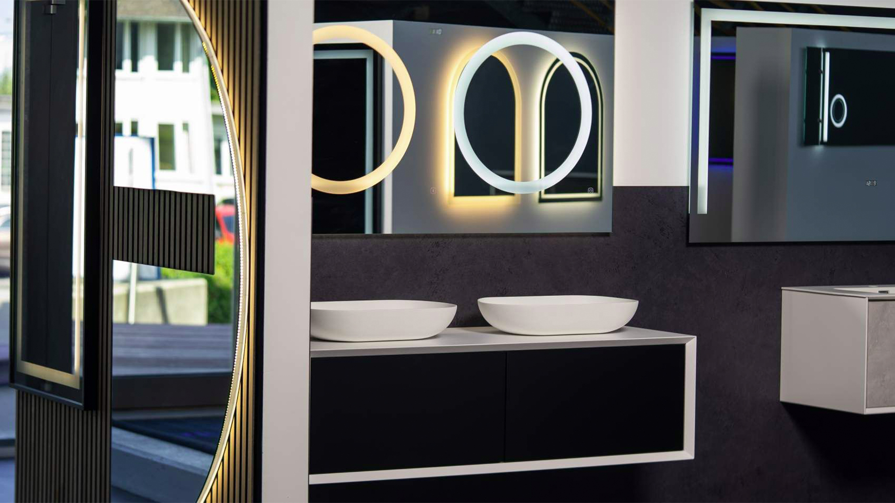 Moderne Spiegelmax-Ausstellung mit LED-Badspiegeln und individuellen Waschplatzlösungen