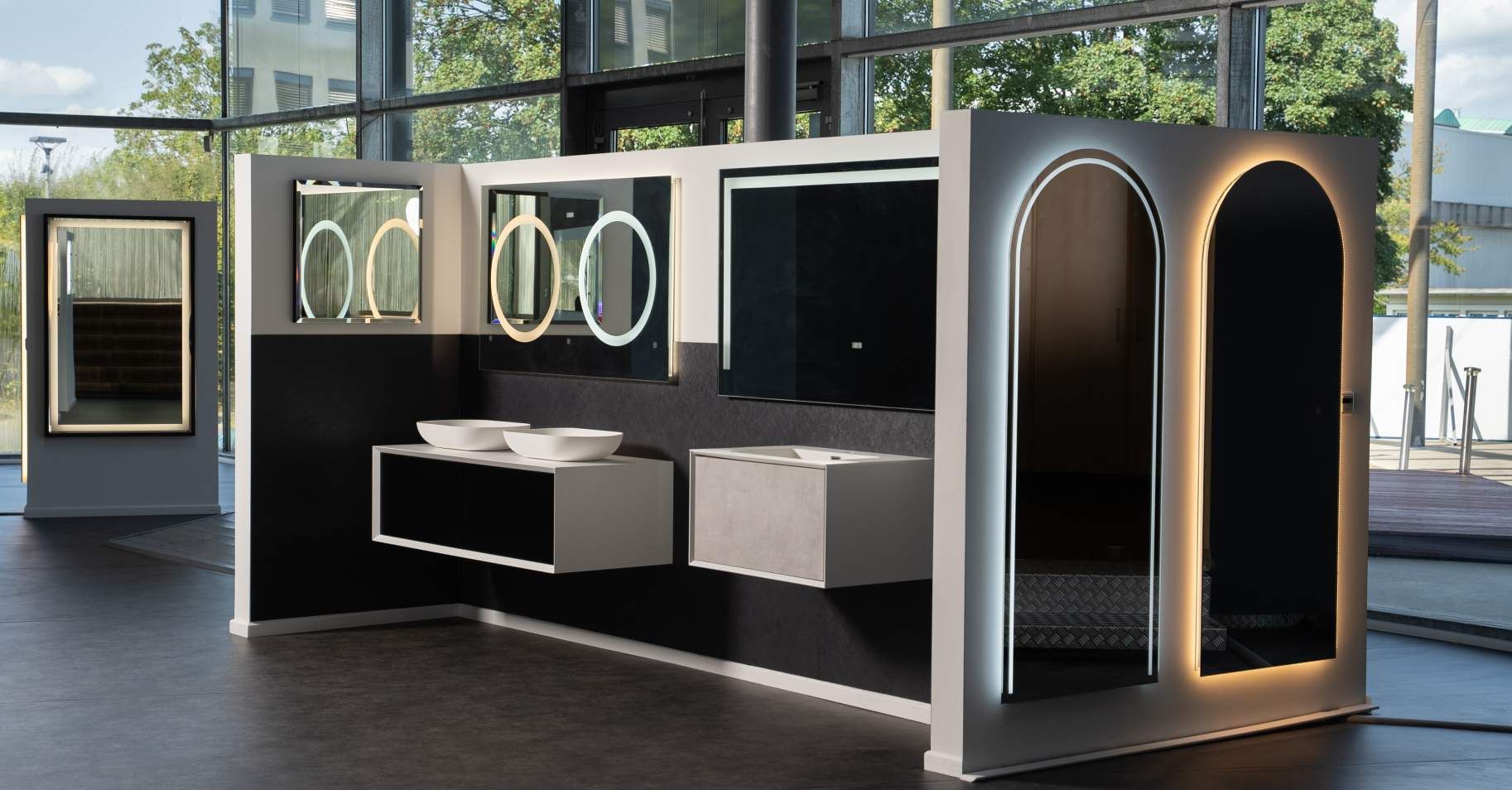 Spiegelmax-Showroom mit beleuchteten Spiegeln und Badmöbeln für persönliche Beratung