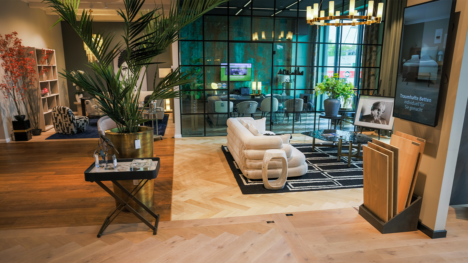 Luxuriöser Showroom von STARK Home mit dem ikonischen de Sede DS-1025 Terrazza Sofa, Fischgrätparkett und exklusivem Eichholtz Castro Kronleuchter – Experteninterview STILPUNKTE.