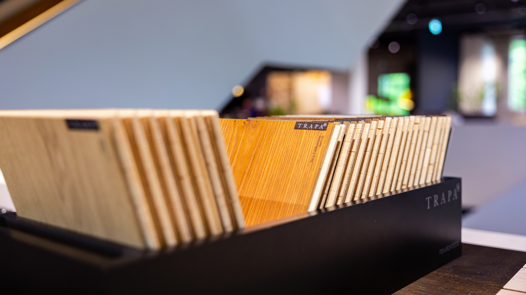 Hochwertige TRAPA Parkett-Muster im Showroom von STARK Home – Detailaufnahme verschiedener Naturholzböden für das STILPUNKTE Experteninterview.