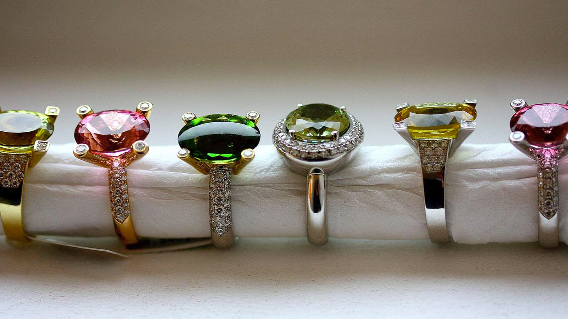 Exklusive Ringe mit farbigen Edelsteinen und Diamantbesatz bei TimesValue Frankfurt: Hochwertiger Schmuck aus Gold und Platin.