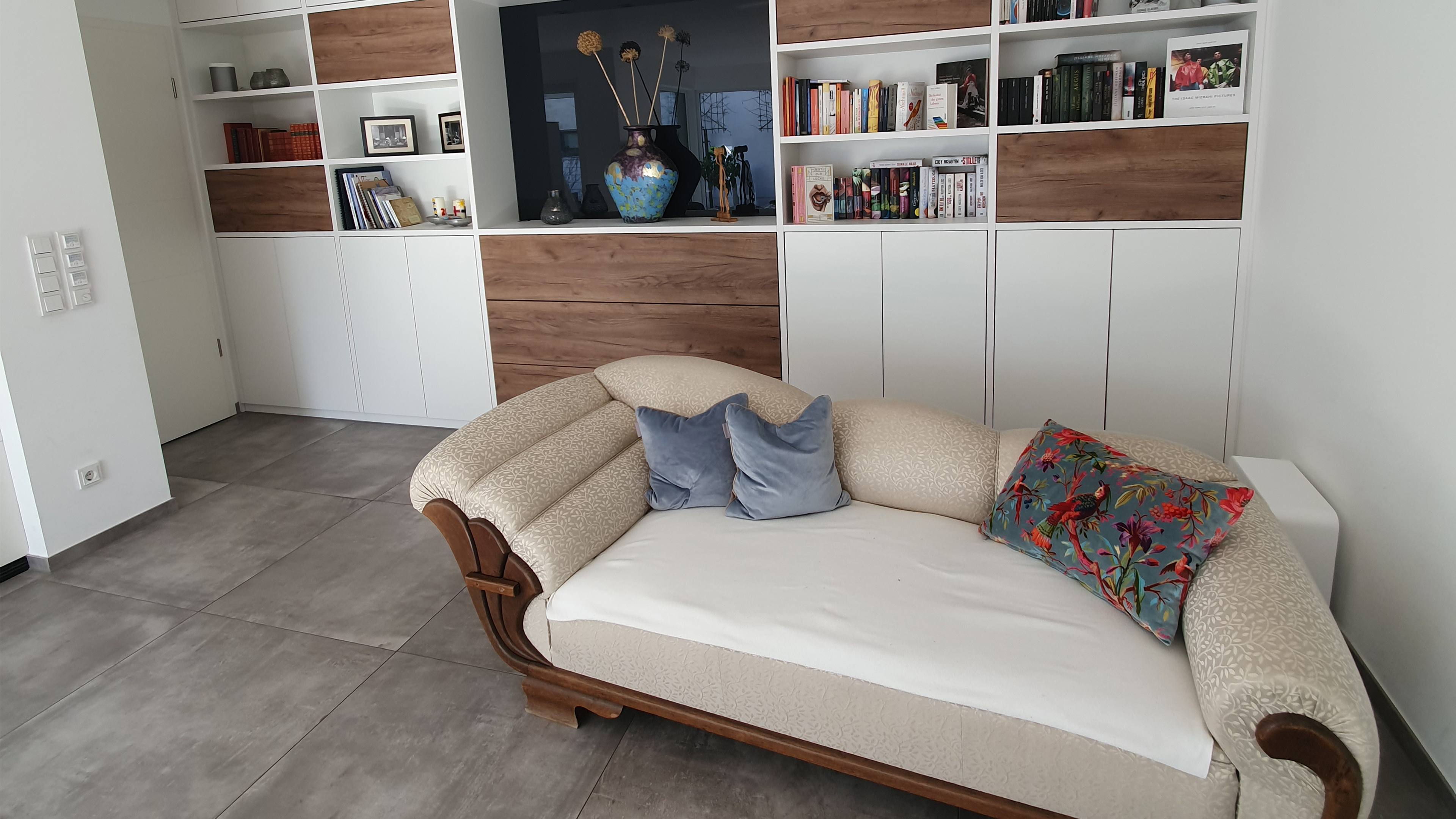 Einbauschrank in weiß und Holz als Maßanfertigung