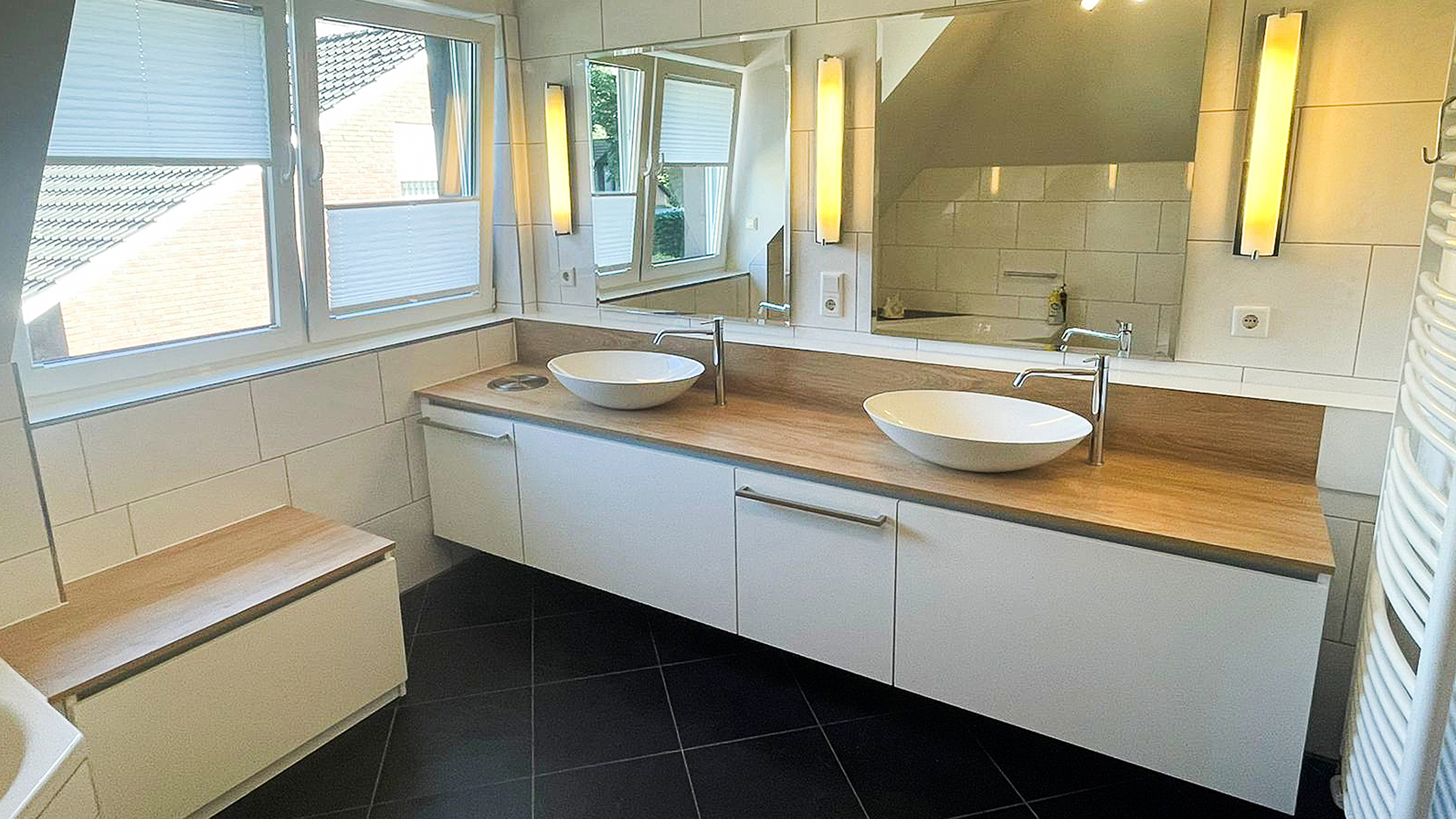Waschtisch aus Holz mit zwei Waschbecken 
