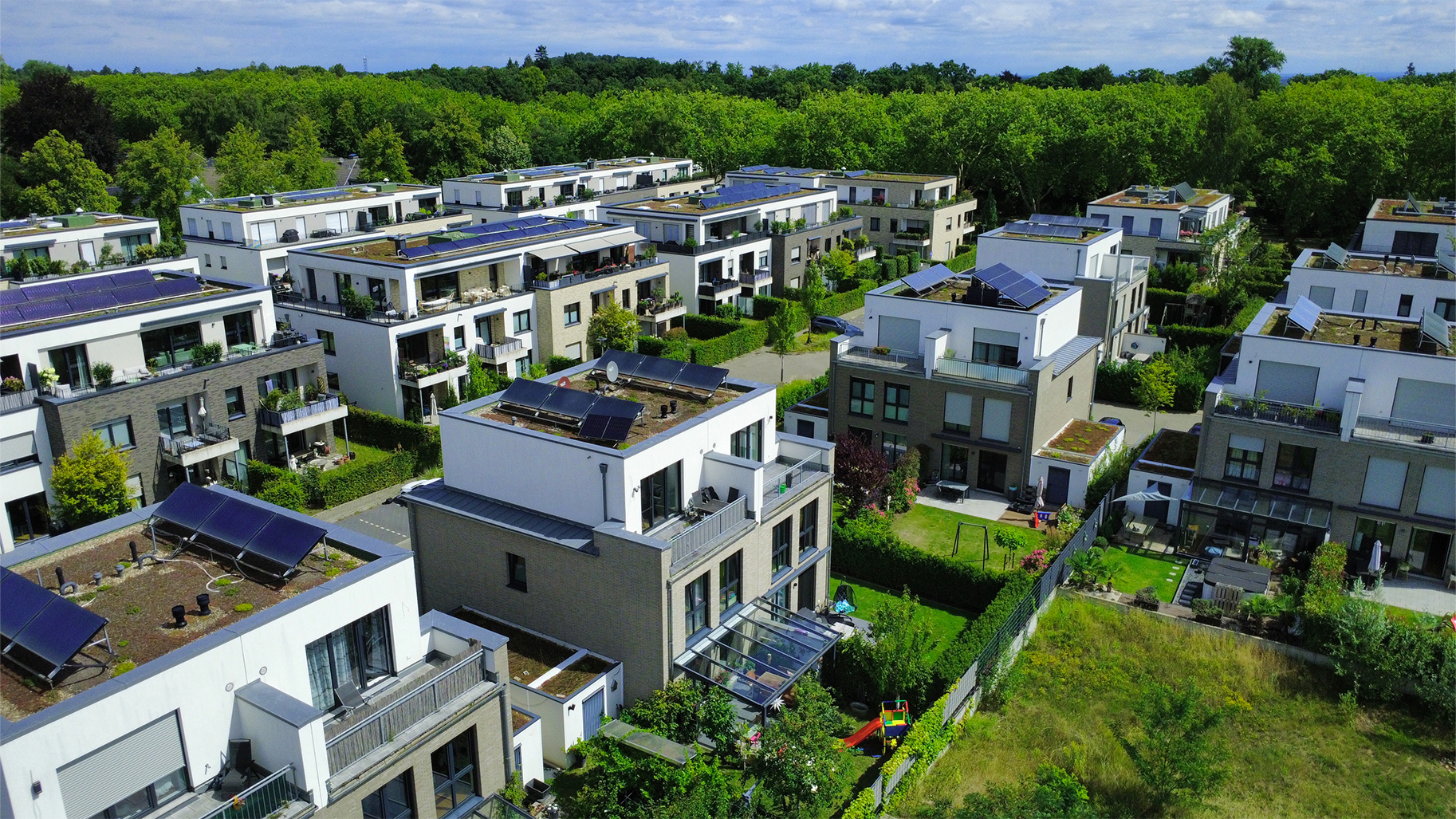 Moderne Wohnanlage mit Photovoltaik-D&auml;chern in M&ouml;nchengladbach &ndash; exklusive Immobilienvermittlung durch Volmer & B&ouml;nnen