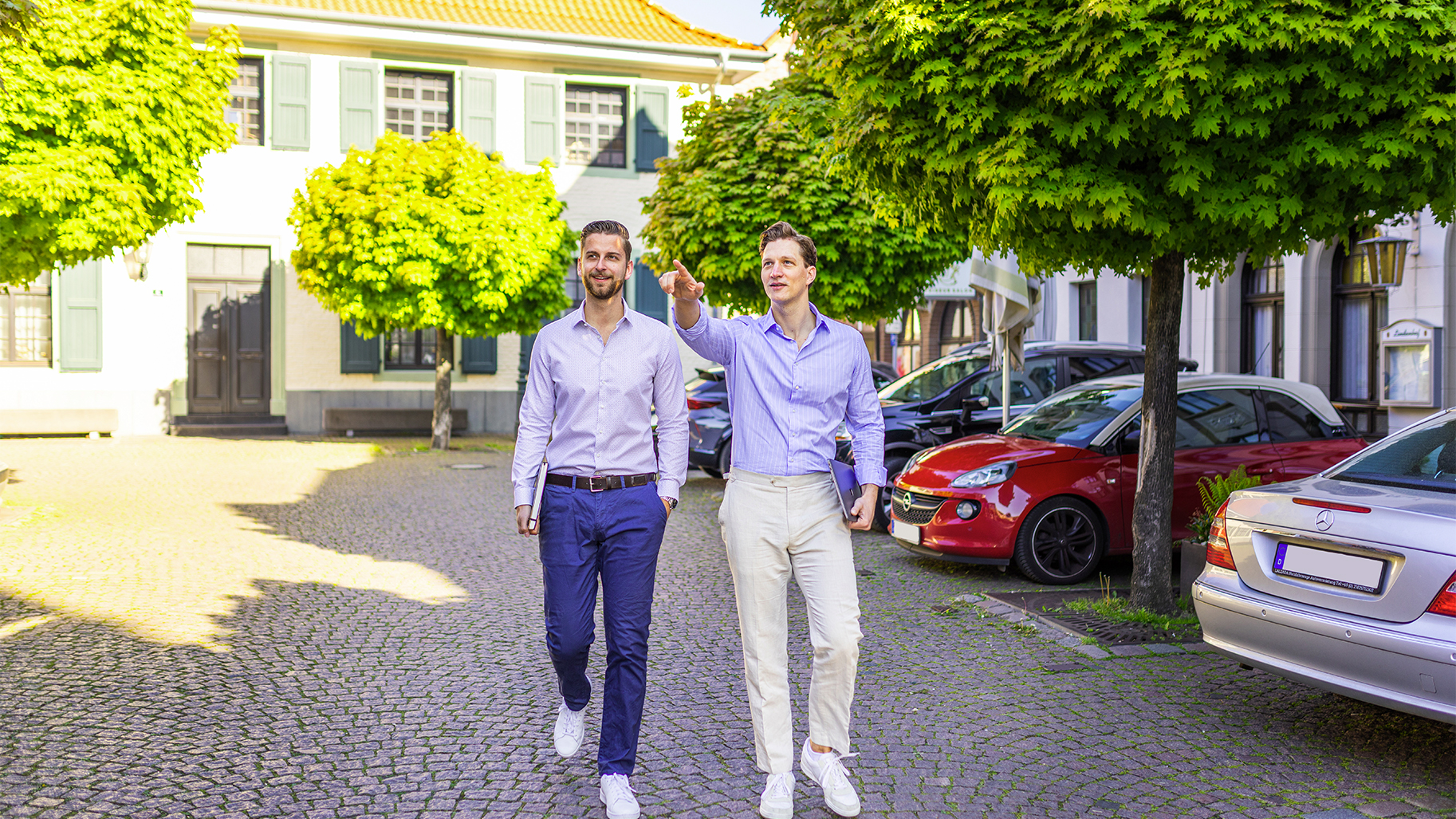 Till Volmer und Tim B&ouml;nnen von Volmer & B&ouml;nnen bei einer Immobilienbegehung in der historischen Altstadt von M&ouml;nchengladbach