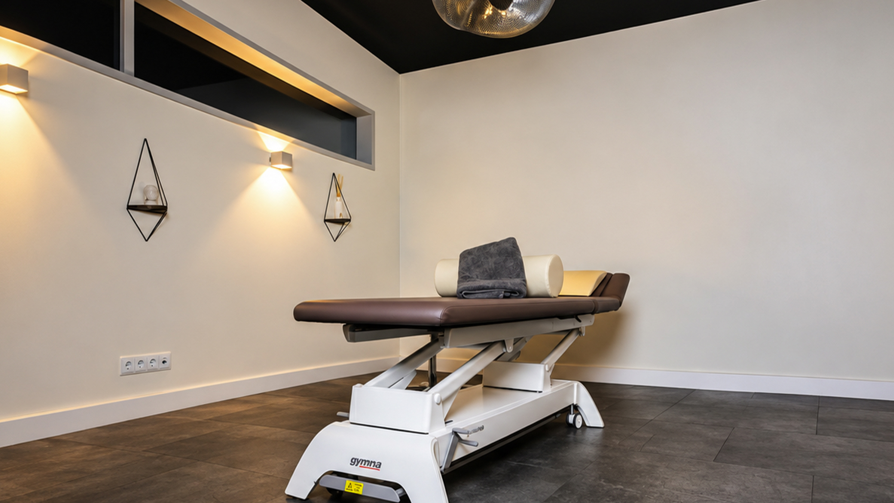 Modern eingerichteter Behandlungsraum mit Therapieliege bei Vysio Verde in Dortmund
