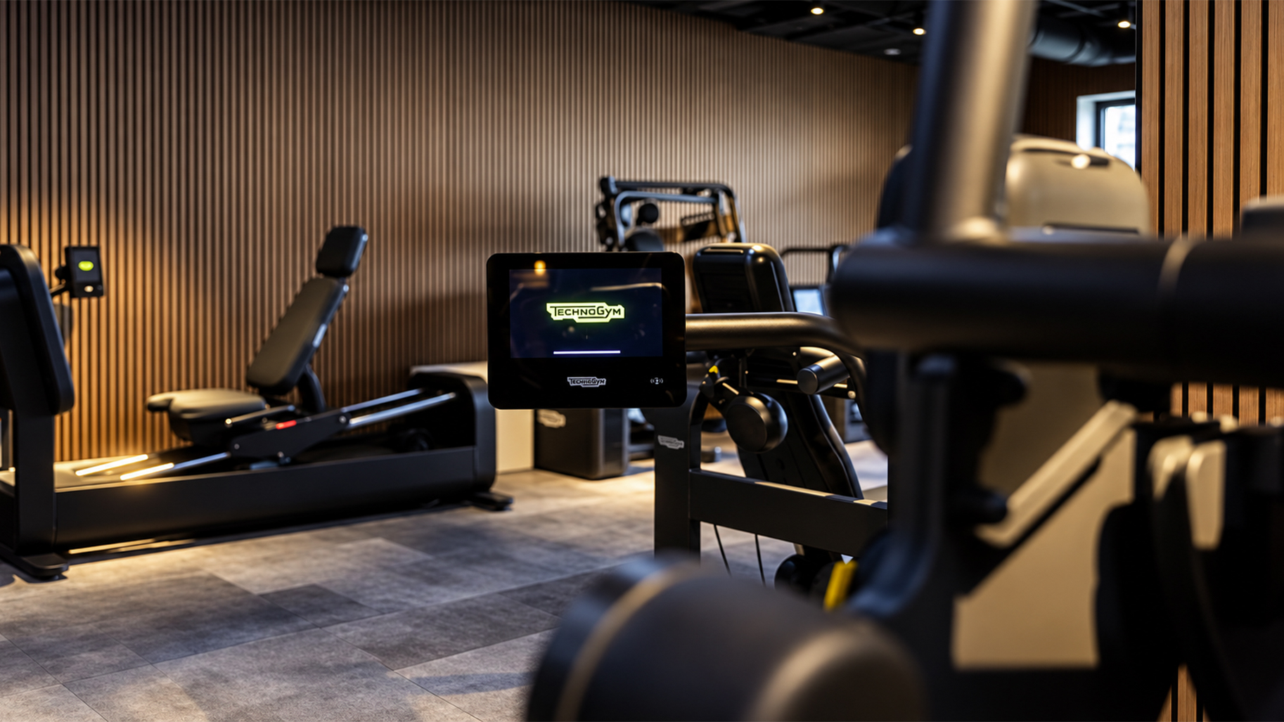 Moderne Trainingsgeräte im Trainingsbereich von Vysio Verde