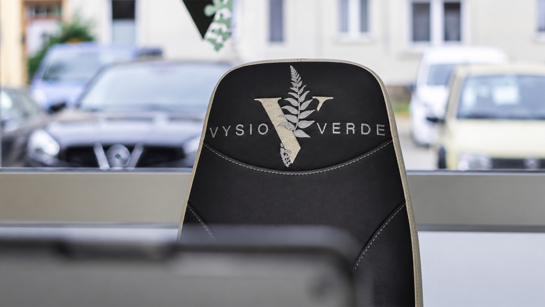 Gesticktes Vysio-Verde-Logo auf einer Stuhllehne im Dortmunder Praxisbereich