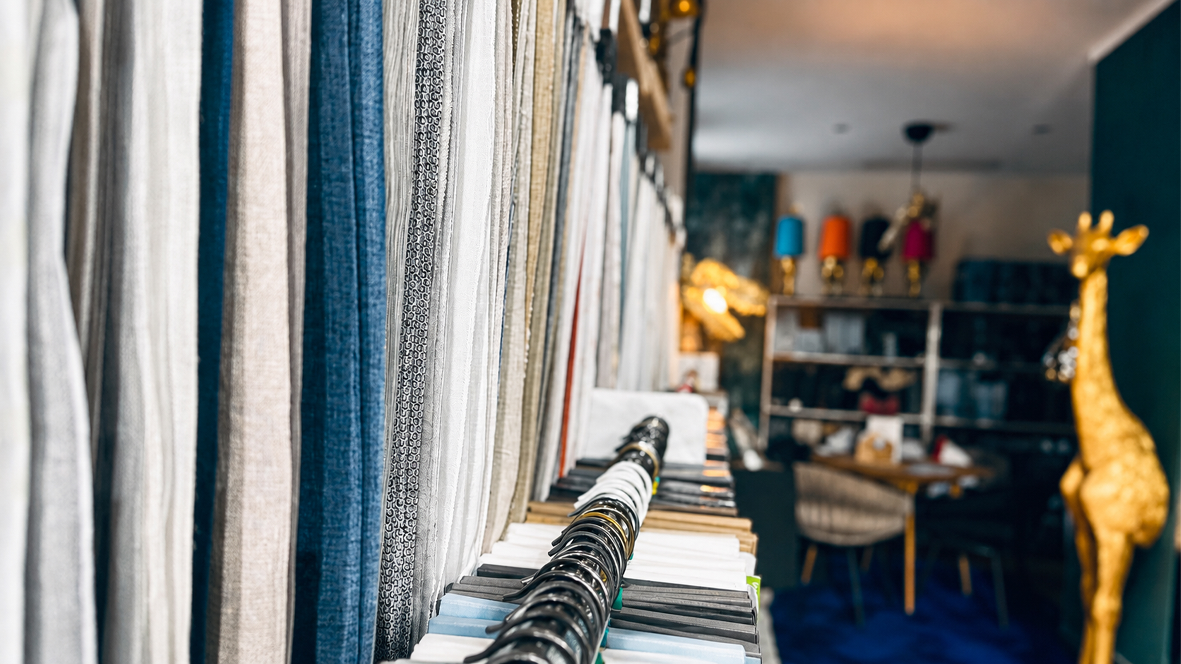 Große Auswahl unterschiedlicher Stoffe und Materialien für individuelle Raumgestaltung
