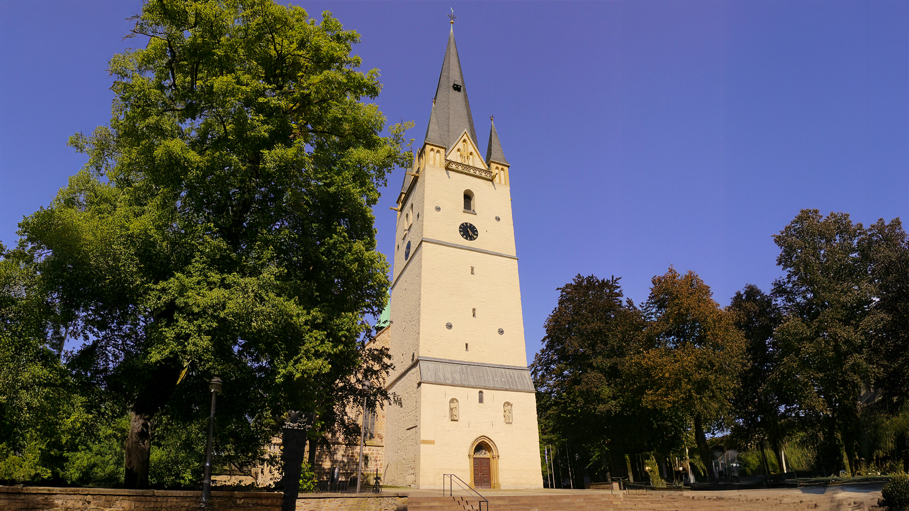 Kathedrale AS Menden St. Vinzenz im malerischen Sauerland, beeindruckende Architektur und kulturelles Wahrzeichen.