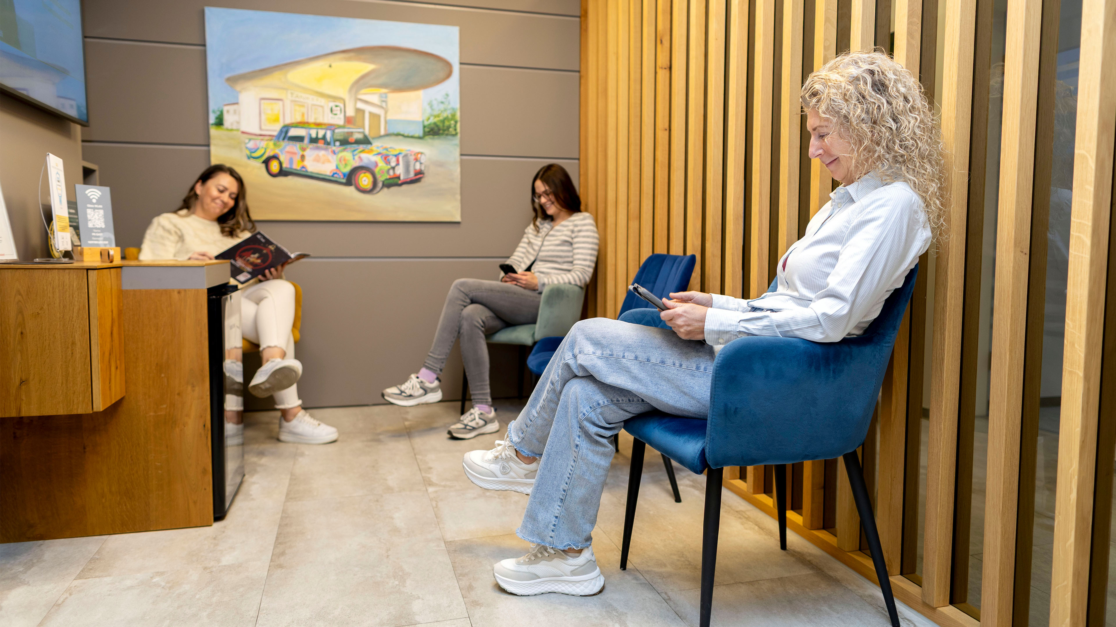 Entspannte Patienten im Wartebereich