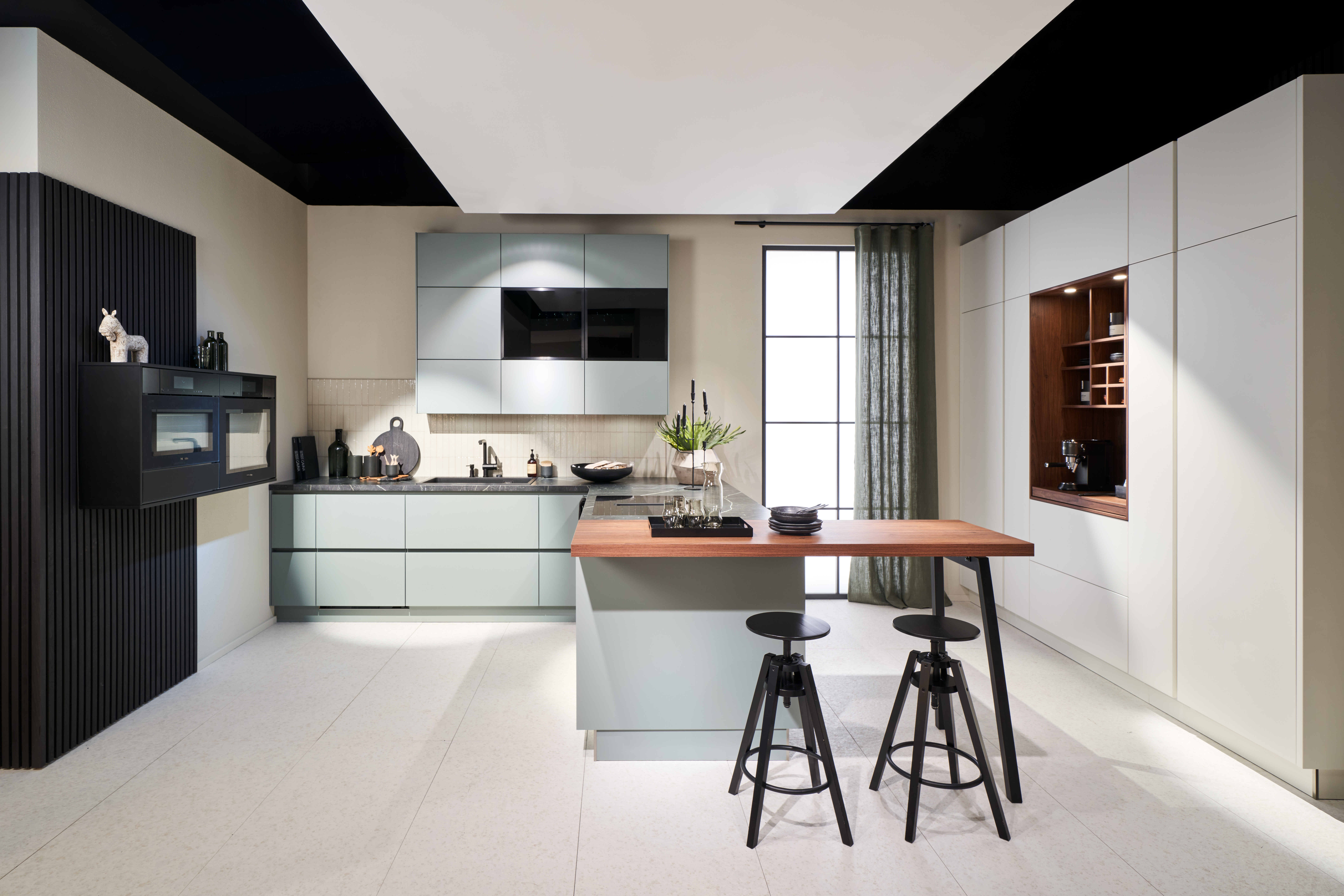 Moderne Küche von di Vinci Kitchen in Jestetten mit hellblauen Fronten, weißer Schrankwand und Holzkohle-Barhockern.