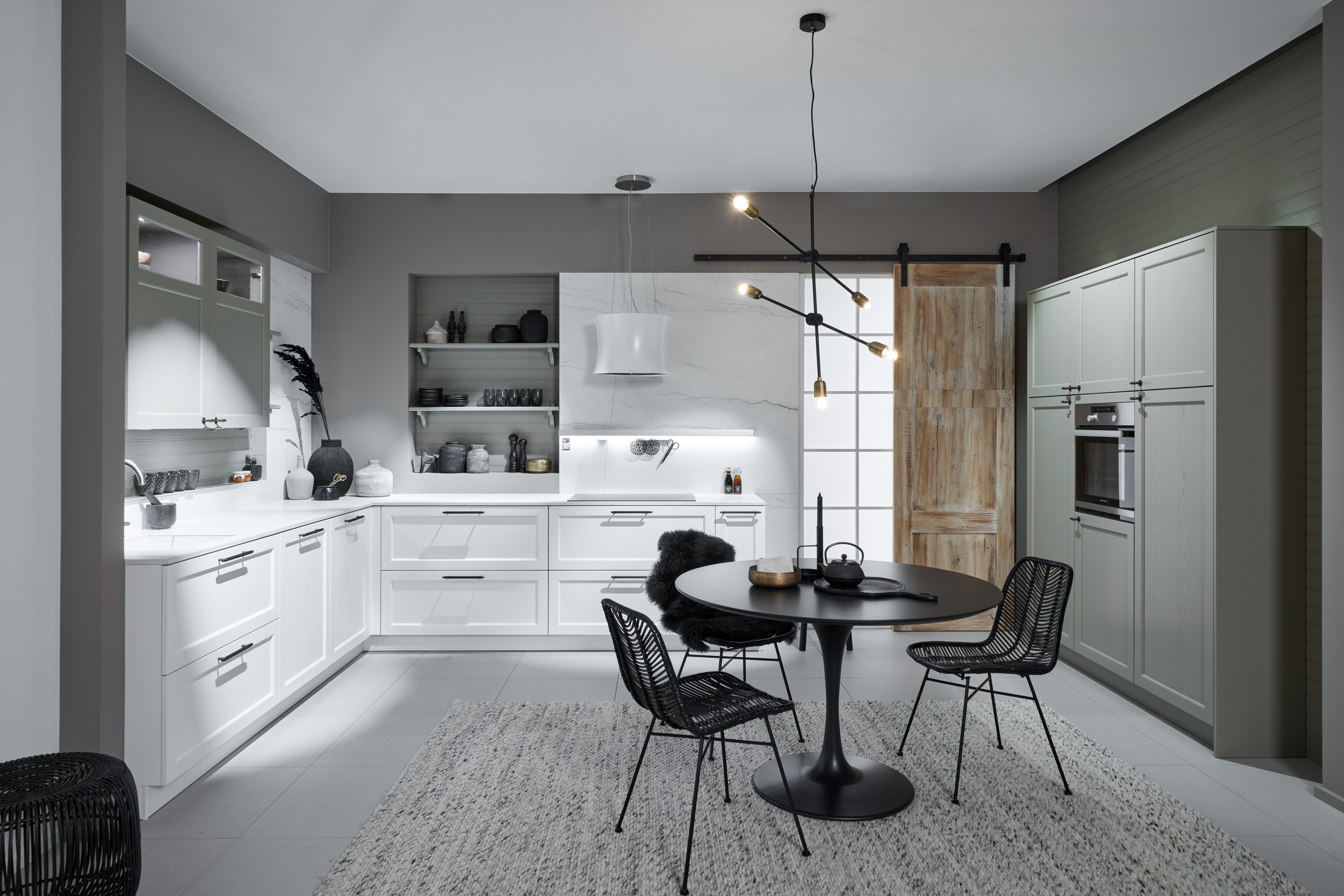 Luxuri&ouml;se Einbauk&uuml;che von di Vinci Kitchen in Jestetten mit wei&szlig;en Fronten, schwarzer Sitzgruppe und rustikaler Schiebet&uuml;r.