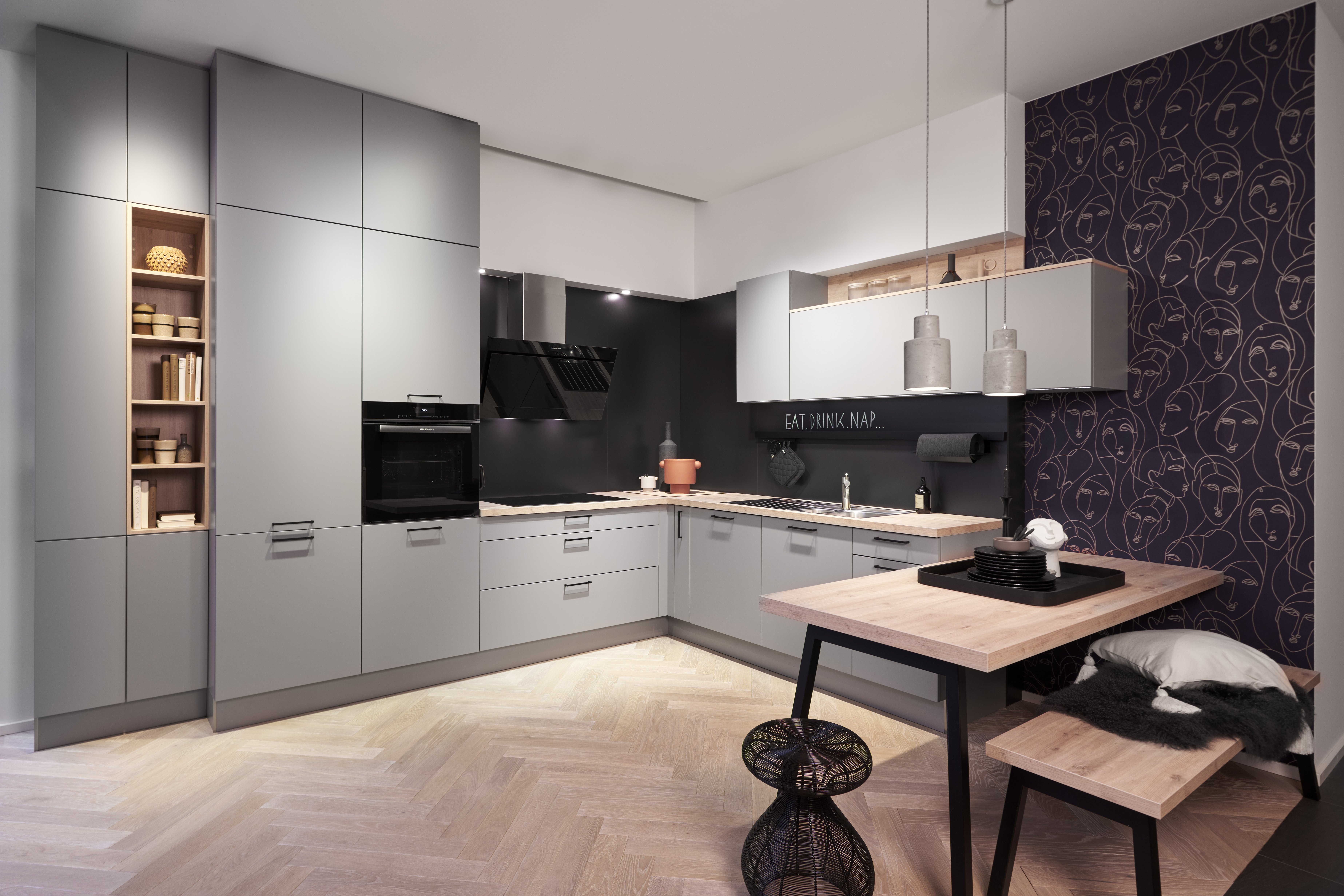 Moderne Küche von di Vinci Kitchen in Jestetten im Invisible Kitchen Style mit grauen Fronten und Holzelementen.