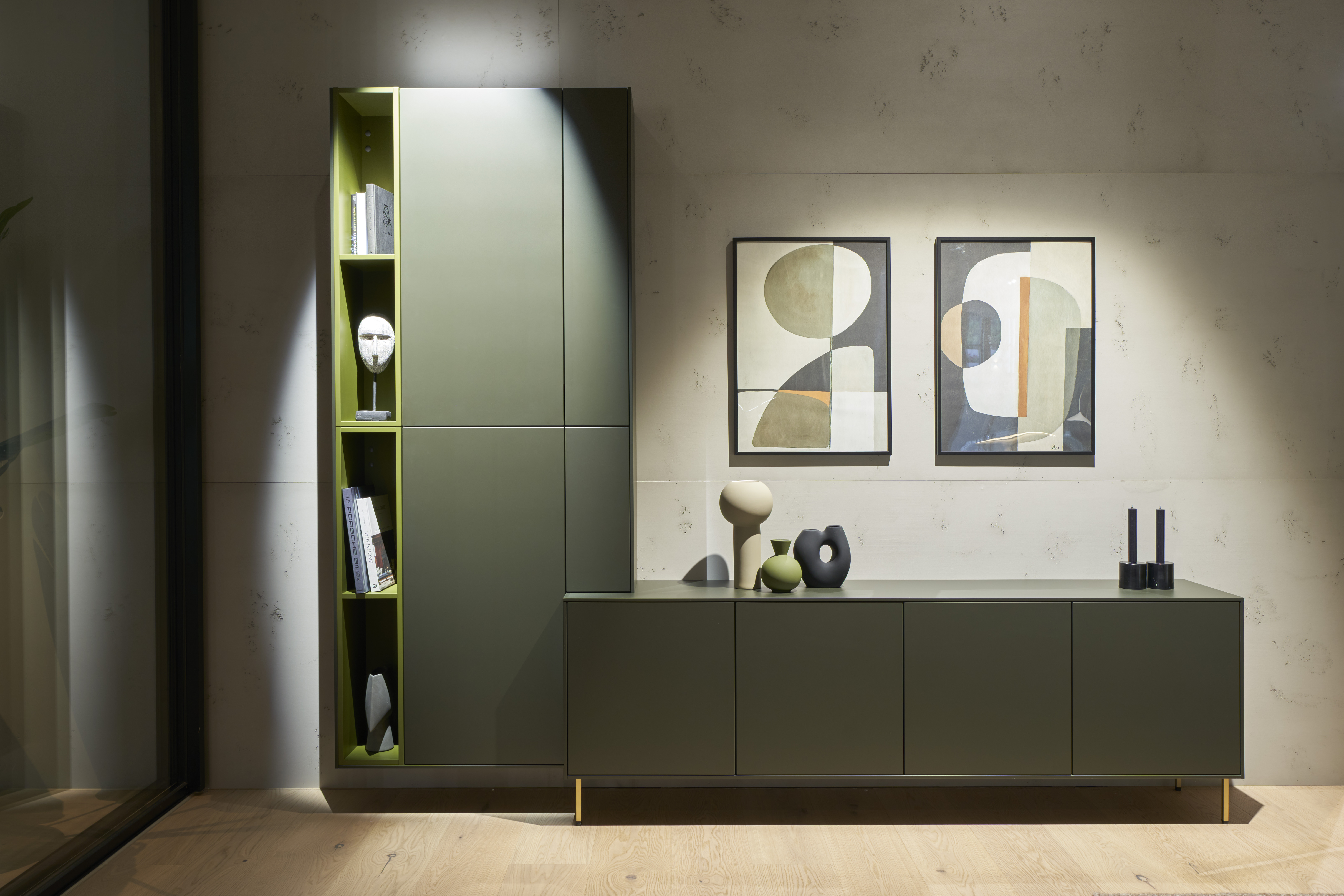 Minimalistisches Sideboard von di Vinci Kitchen in Jestetten in Olivgrün mit grifflosen Fronten und Design-Regal.