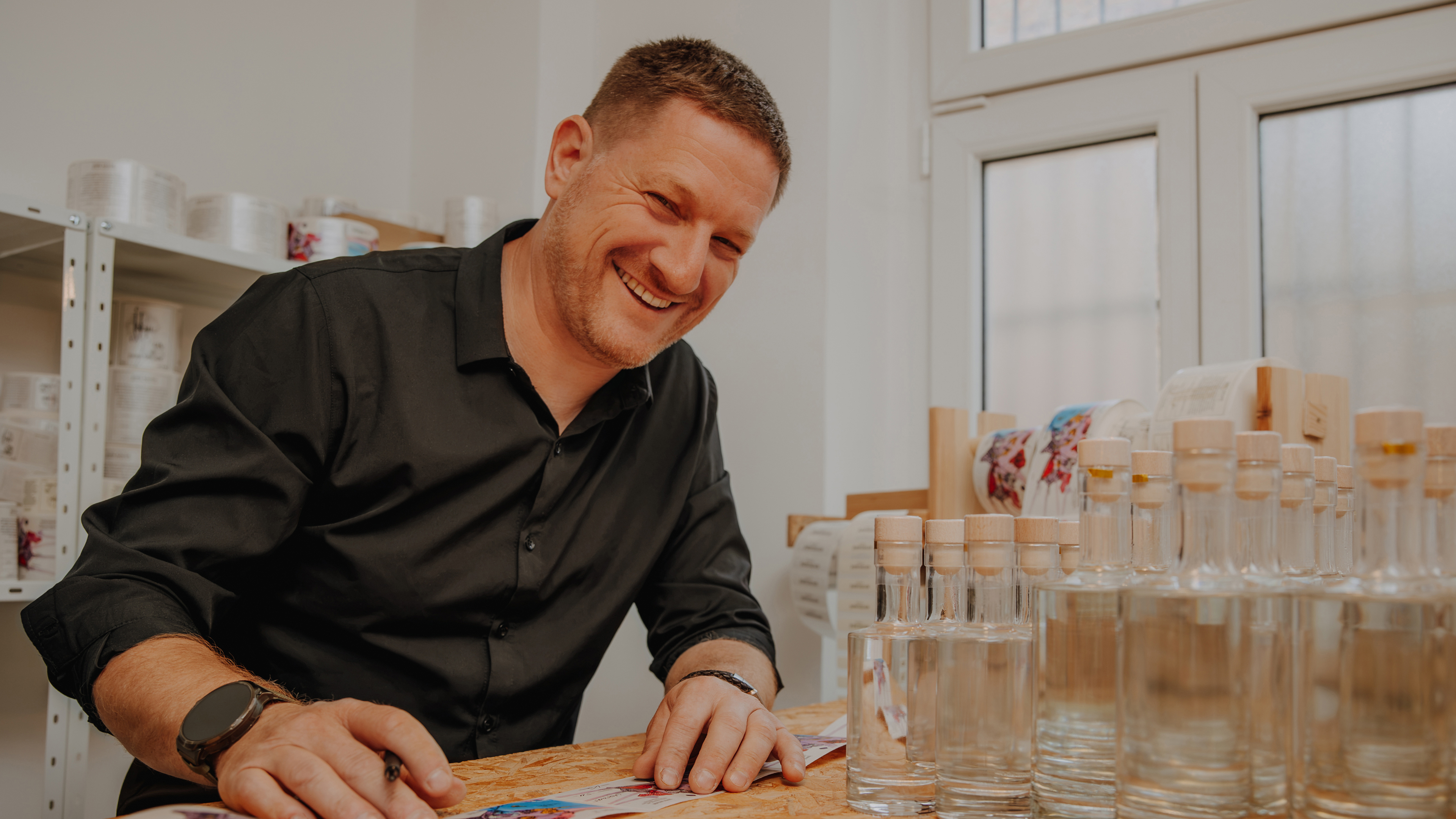 Daniel Kurzke beim Etikettieren seiner Gin Flaschen