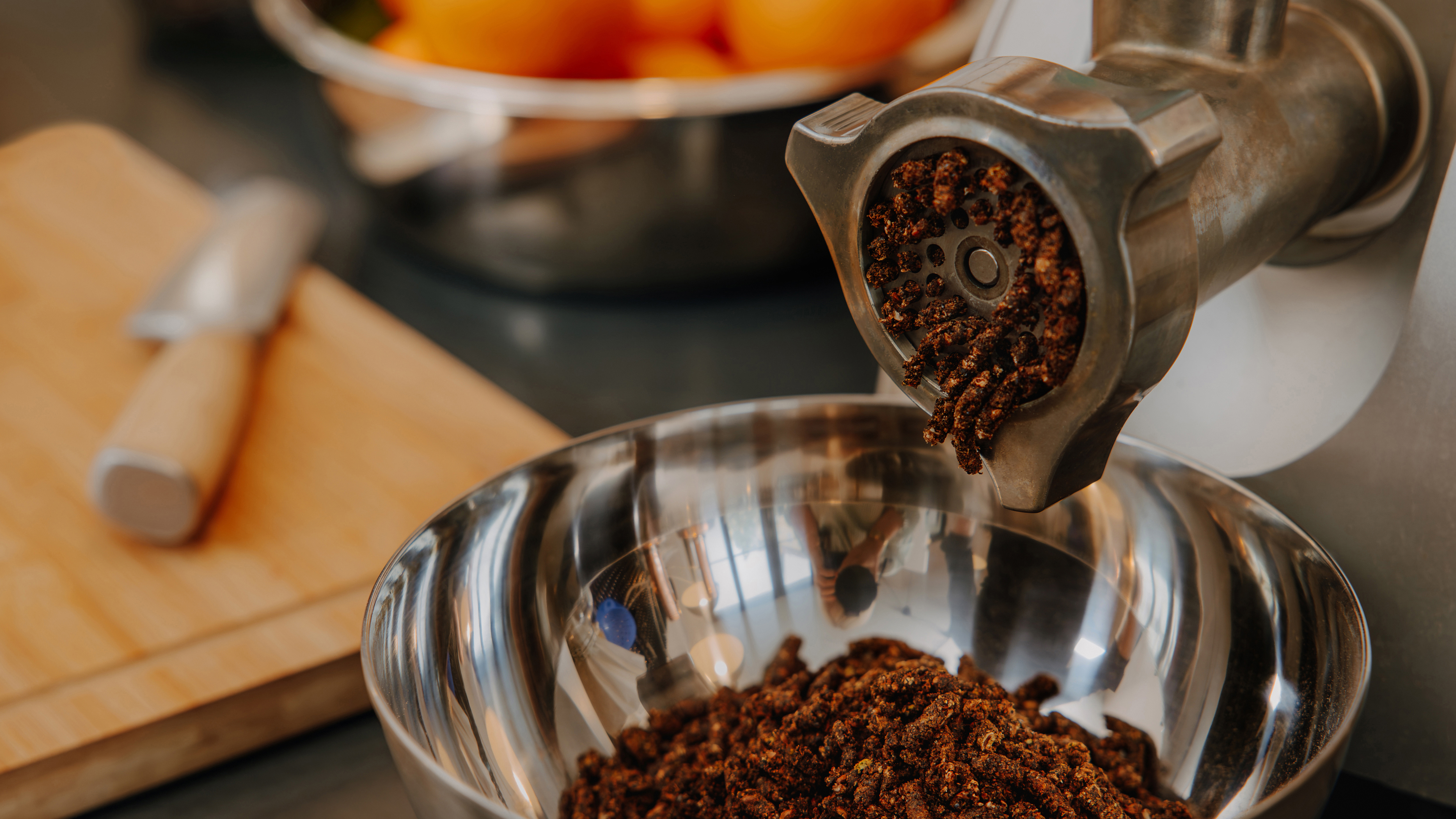 Wacholderbeeren werden gepresst