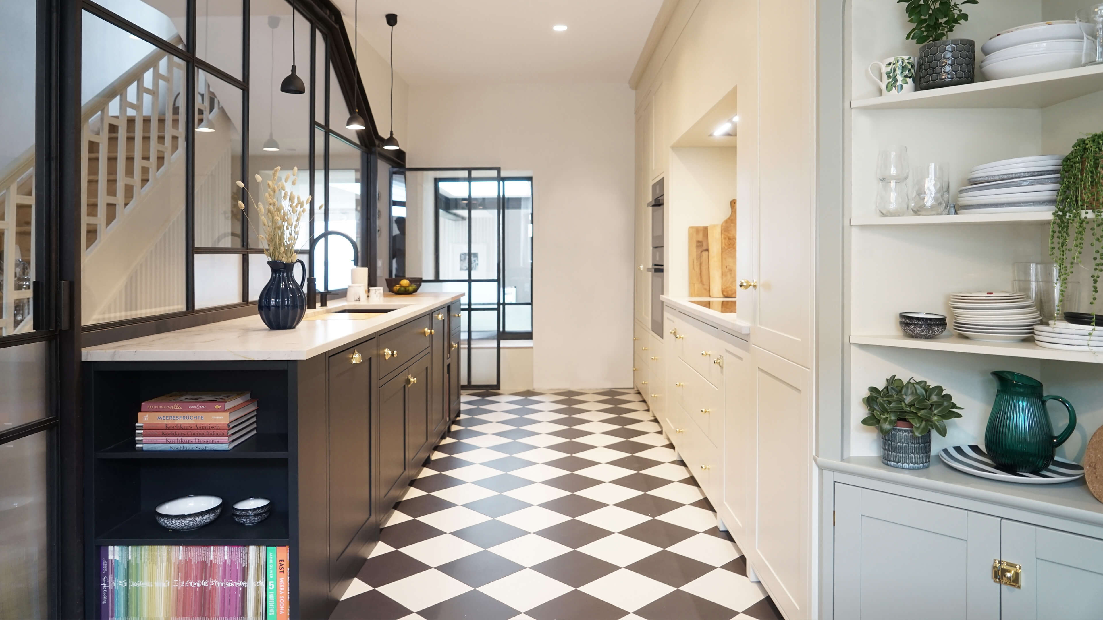 Moderne Landhausküche in weiß und dunkelbraun mit eingelassenem Regal