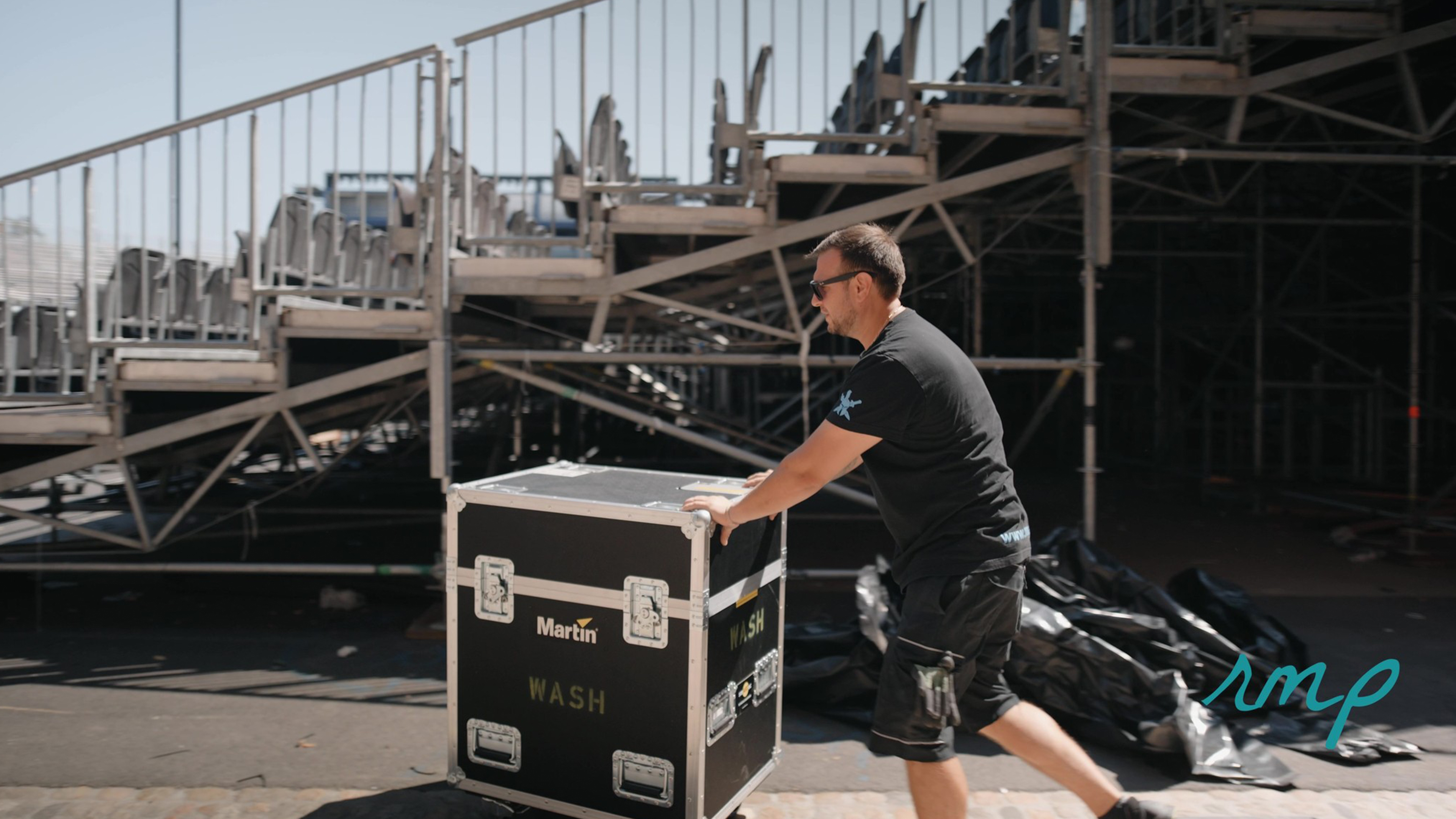 Event-Team Mitglied schiebt einen Kasten