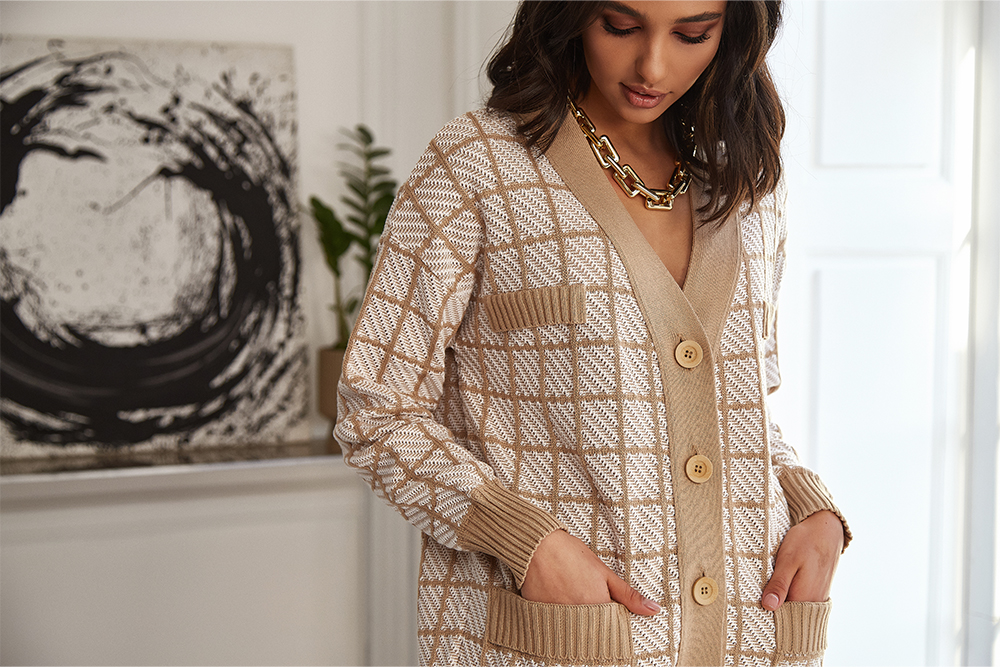 Frau in einem farbigen Strick-Look mit modernem Layering für einen individuellen Kleidungsstil