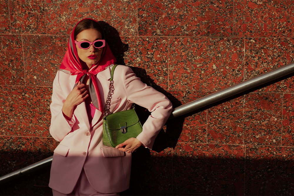 Farbig gemustertes Tuch als auffälliges Accessoire zu einem modernen Damen-Outfit