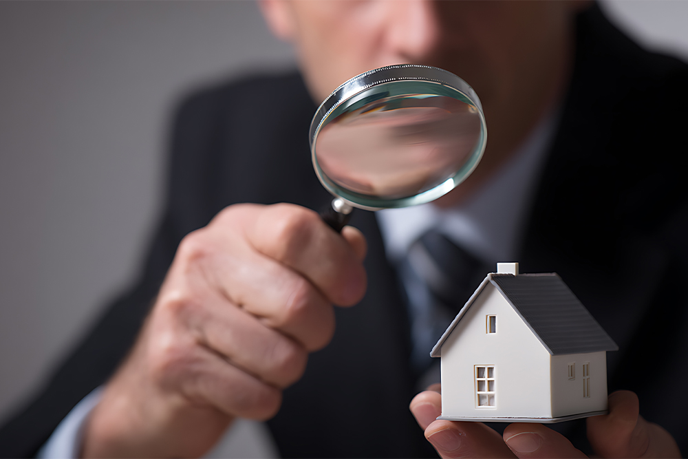 Makler prüft Ausstattung und Lage einer Immobilie – fundierte Immobilienbewertung für den erfolgreichen Verkauf in Berlin