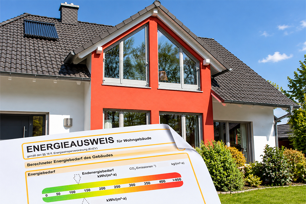 Immobilienunterlagen mit Grundriss und Energieausweis zur Vorbereitung eines Hausverkaufs