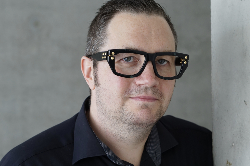 Model tr&auml;gt exklusive Detailware Brille &ndash; moderne Designerbrille mit hochwertigem Rahmen und stilvollem Look