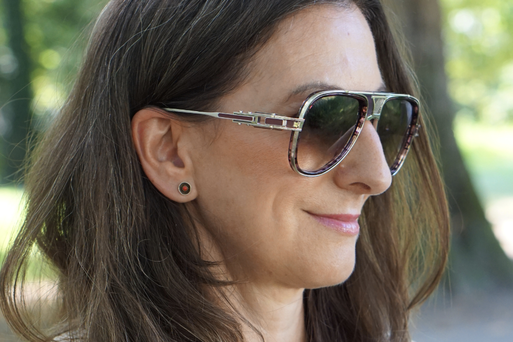 Model mit stilvoller Detailware Brille &ndash; exklusive Designerbrille als modisches Statement f&uuml;r anspruchsvolle Looks