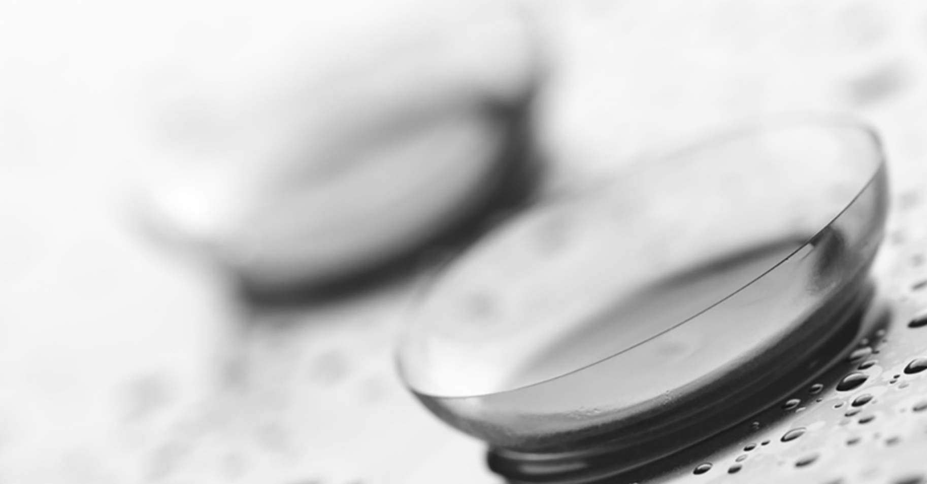 Kontaktlinse in Nahaufnahme mit Fl&uuml;ssigkeitstropfen &ndash; hygienische Aufbewahrung und Pflege f&uuml;r klare Sicht