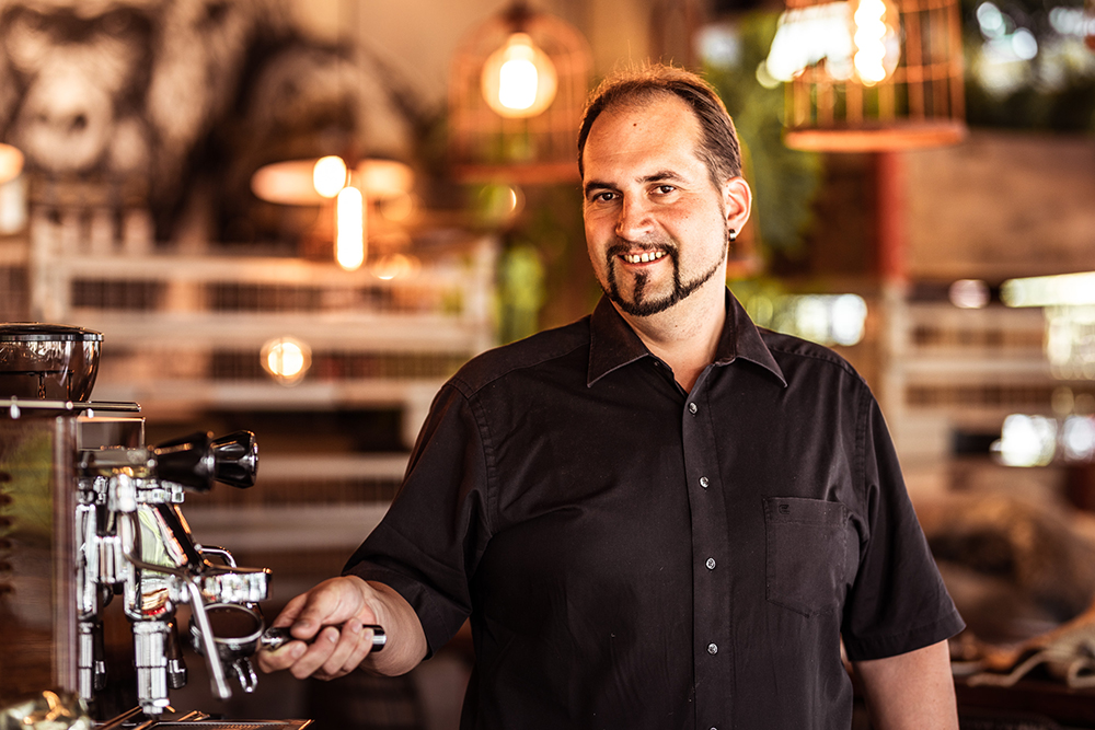 Willy Zemp bereitet Kaffee an einer professionellen Espressomaschine zu