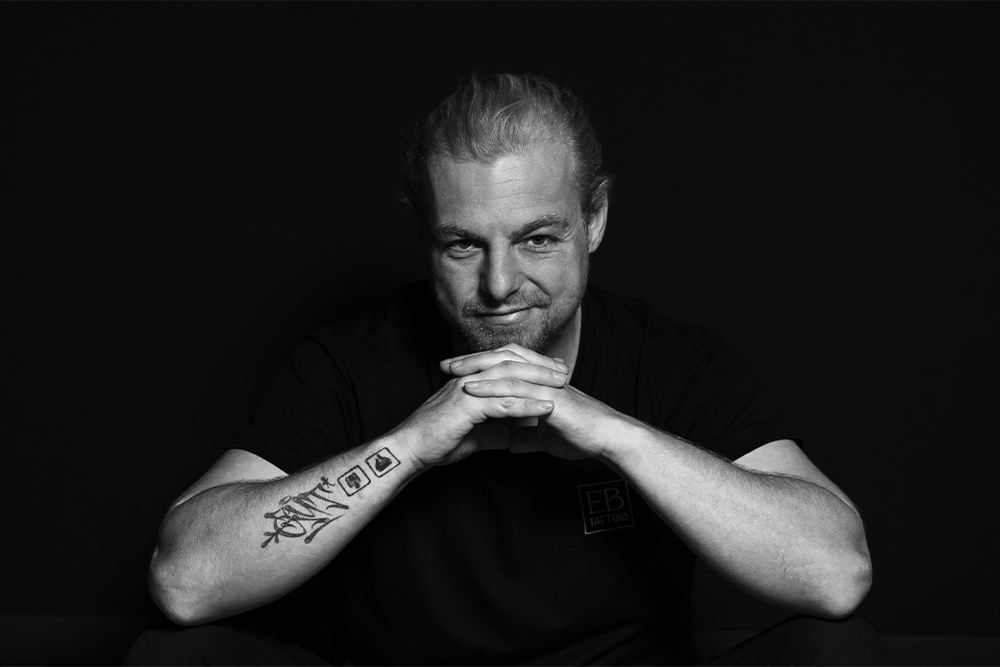 Tattoo K&uuml;nstler Ephraim Bachmann von EB Tattoo in St. Gallen bei der Arbeit im Studio &ndash; Experte f&uuml;r filigrane Fine Line Tattoos und individuelle Designs.