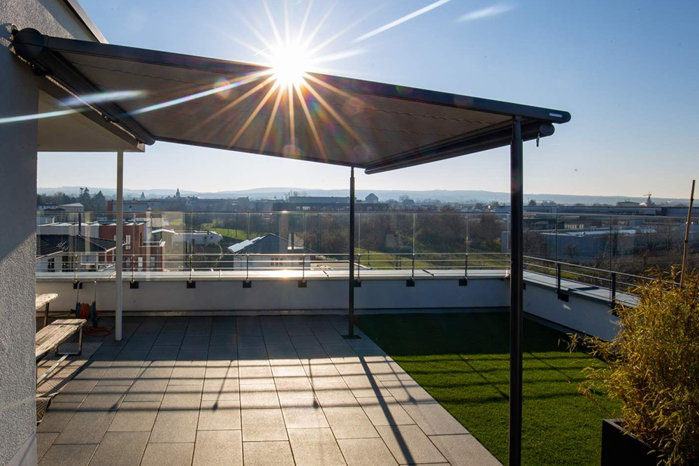 Markise über eine Terrasse als Sonnenschutz von Fenterbau Neukirchen