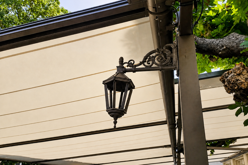 Markise als Sonnenschutz unter Bäumen mit Lampe im antiken Design von Fensterbau Neukirchen